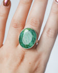 Anillo de Plata con Corindón Verde – Sabiduría, Equilibrio y Prosperidad