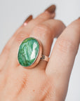 Anillo de Plata con Corindón Verde – Sabiduría, Equilibrio y Prosperidad