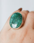 Anillo de Plata con Corindón Verde – Sabiduría, Equilibrio y Prosperidad