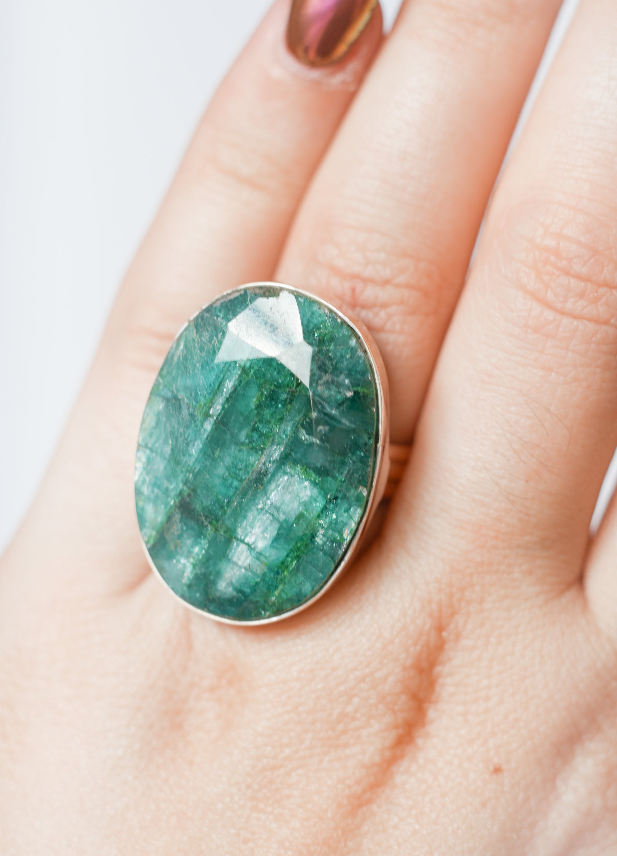 Anillo de Plata con Corindón Verde – Sabiduría, Equilibrio y Prosperidad