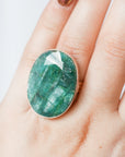 Anillo de Plata con Corindón Verde – Sabiduría, Equilibrio y Prosperidad