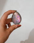 Palmstone de Labradorita Morada – Intuición, Transformación y Protección