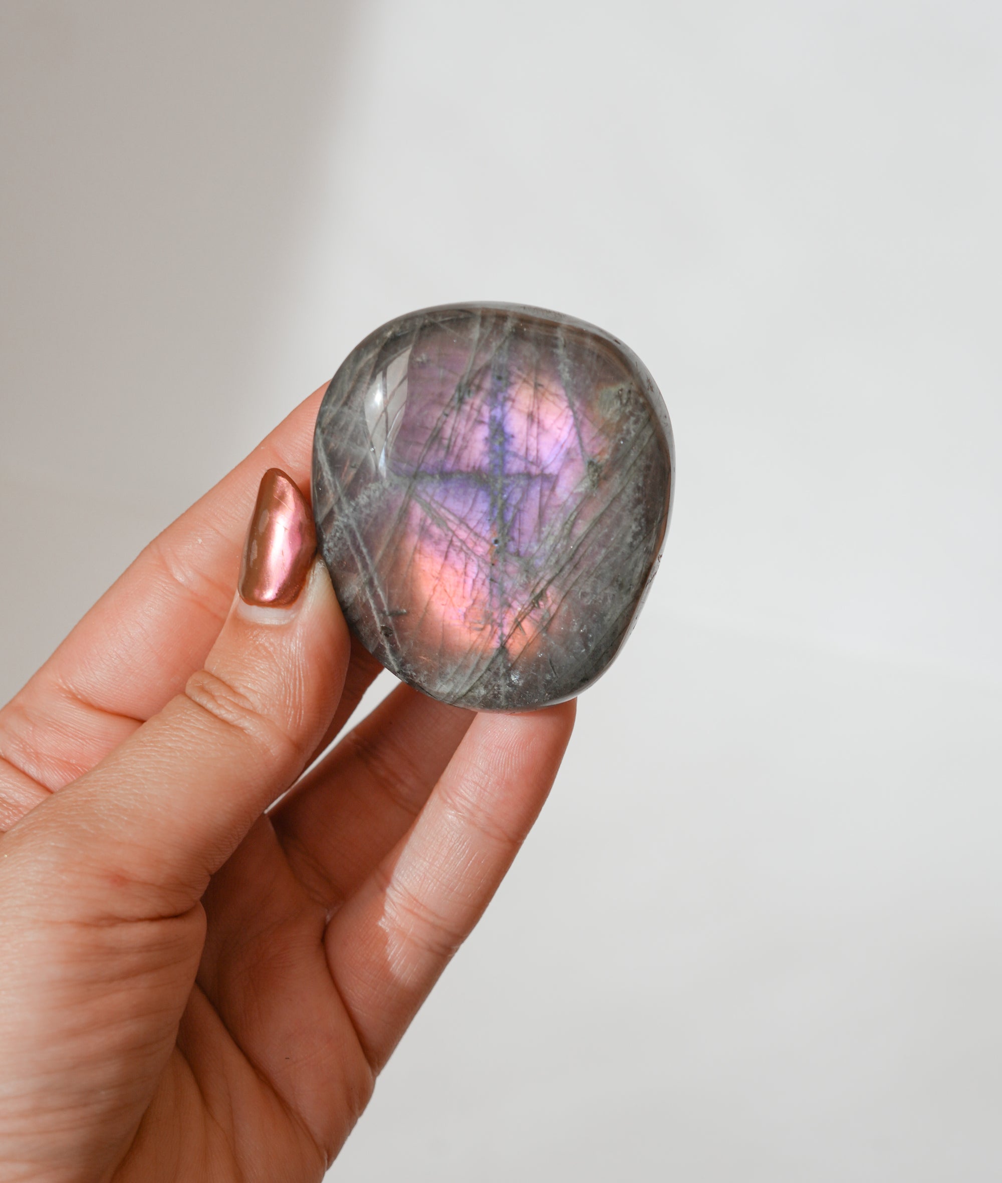 Palmstone de Labradorita Morada – Intuición, Transformación y Protección