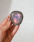 Palmstone de Labradorita Morada – Intuición, Transformación y Protección