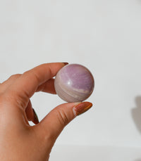 Esfera de Fluorita Seda – Calma, Claridad y Armonía Interior