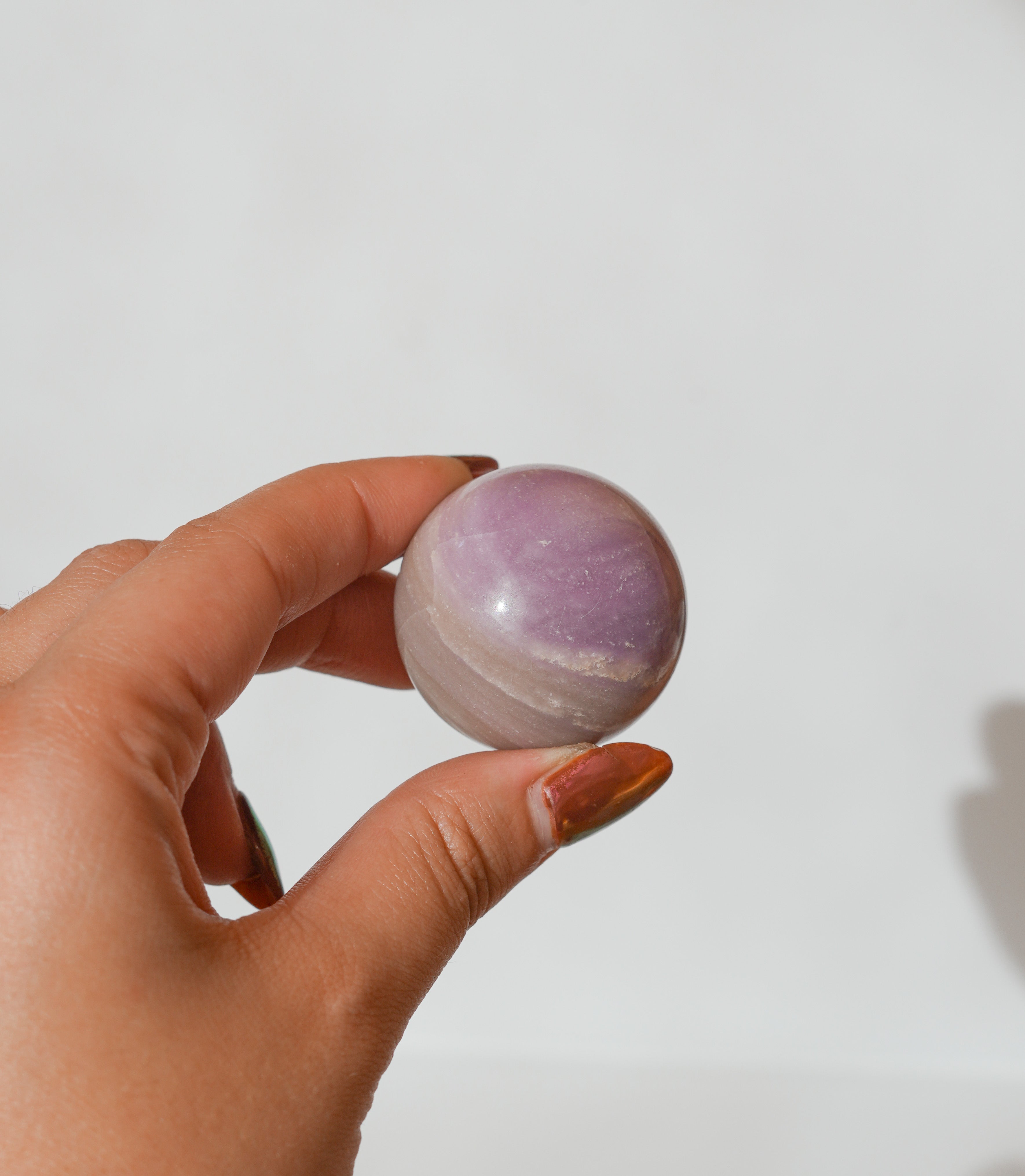 Esfera de Fluorita Seda – Calma, Claridad y Armonía Interior