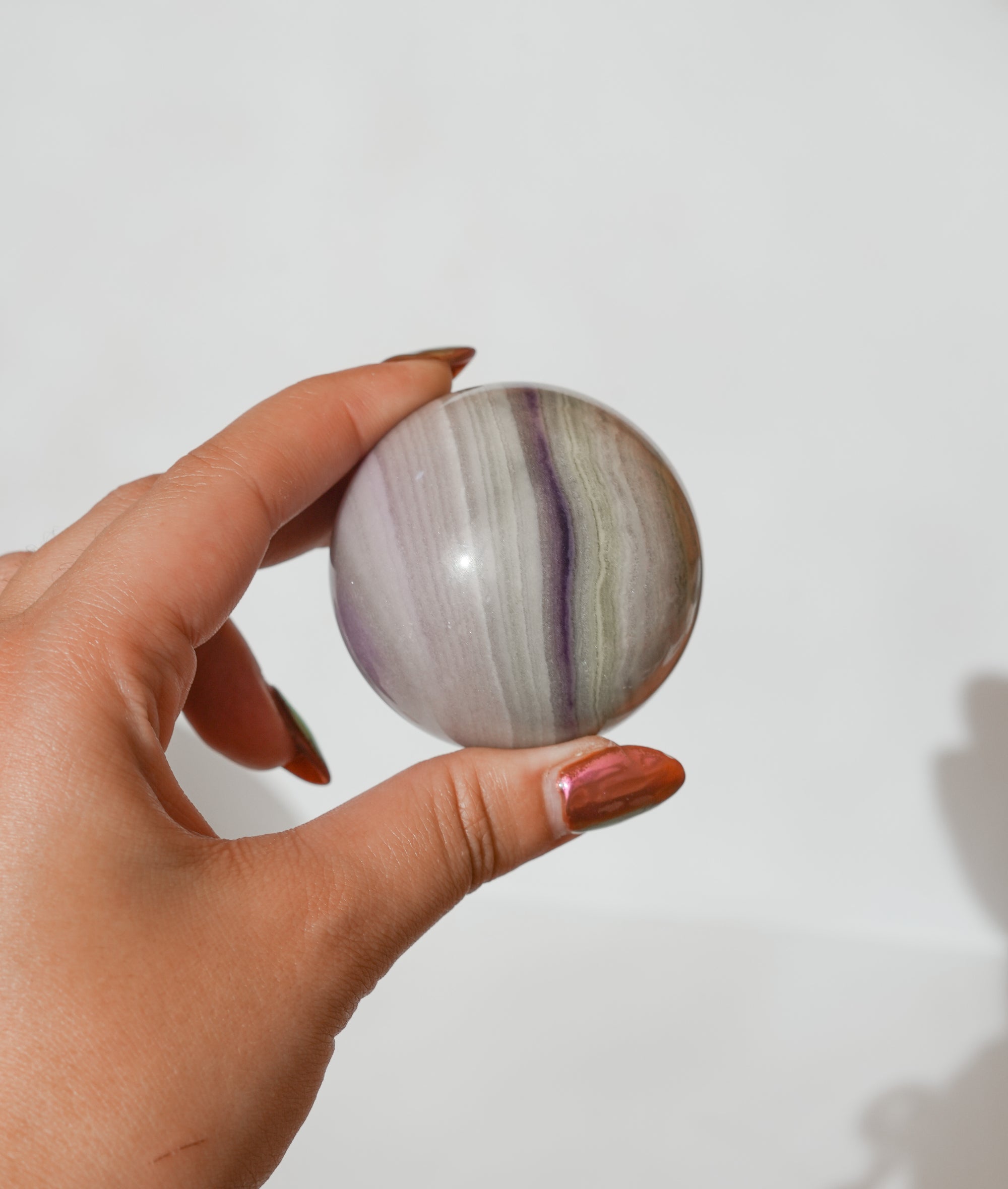Esfera de Fluorita Seda – Calma, Claridad y Armonía Interior
