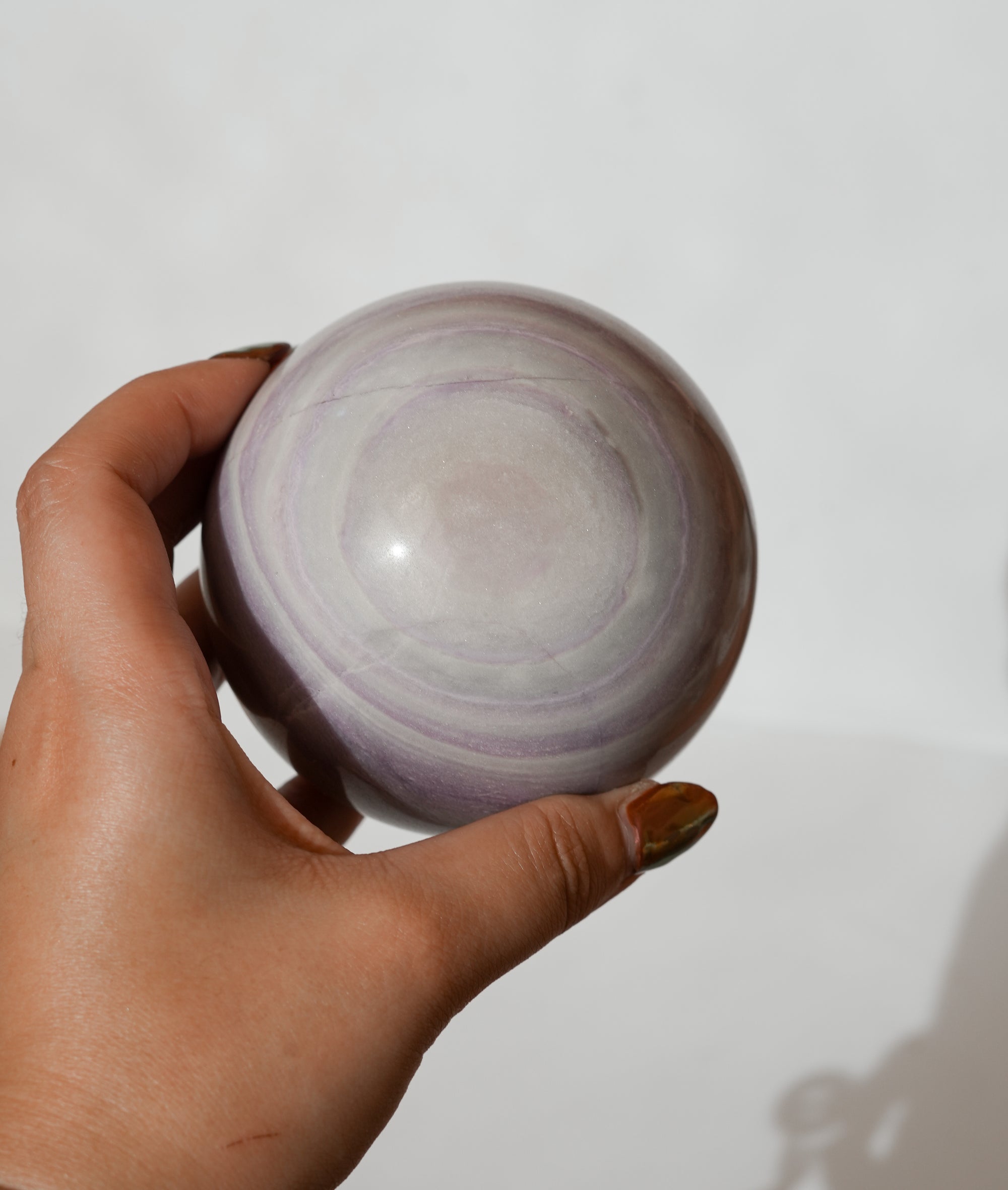 Esfera de Fluorita Seda – Calma, Claridad y Armonía Interior