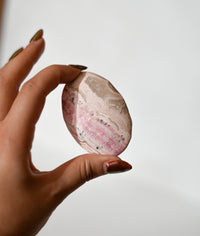 Palmstone de Rodocrosita – Amor, Sanación y Armonía