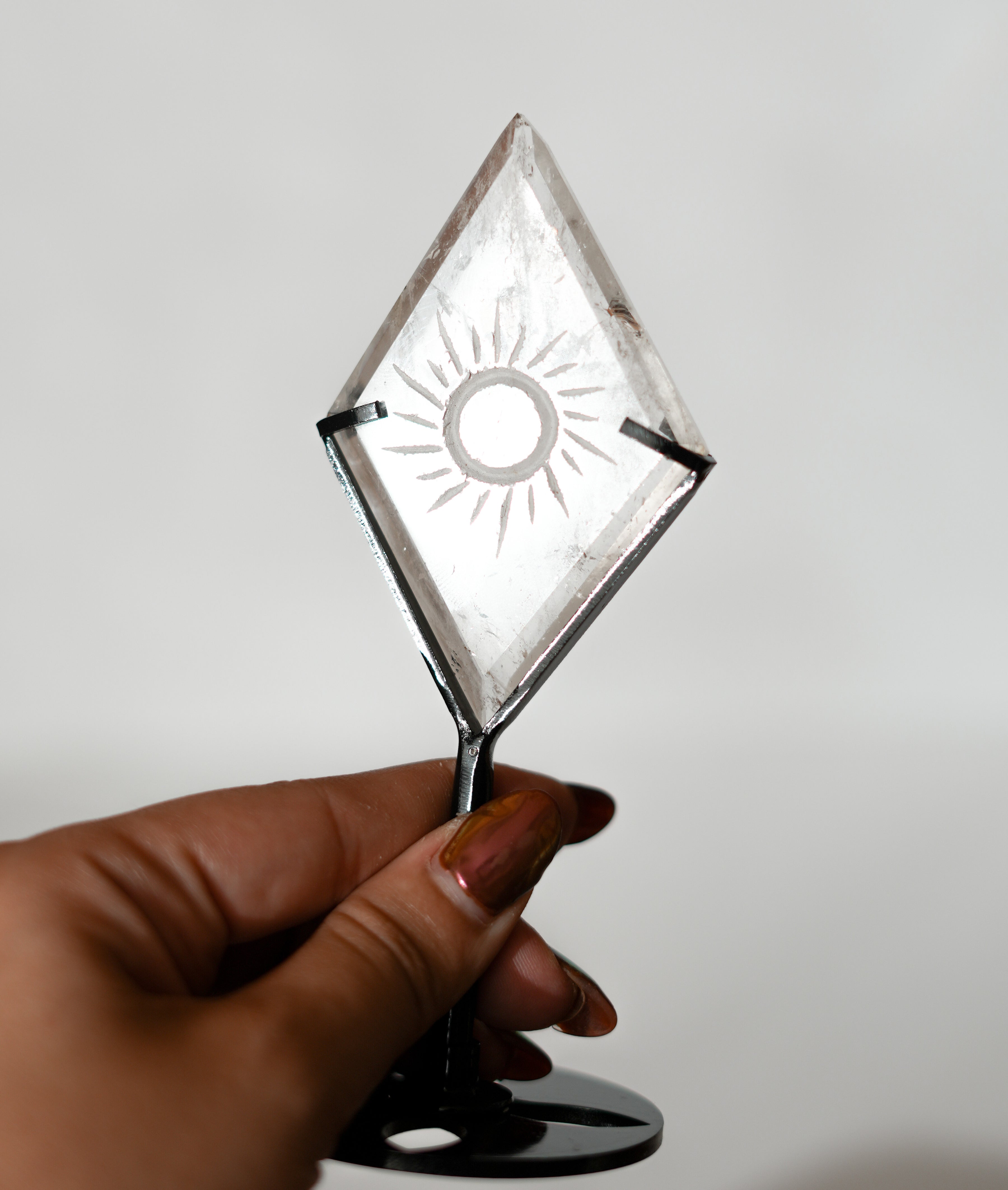Rombo de Cuarzo con Espiral Grabada – Energía, Claridad y Transformación