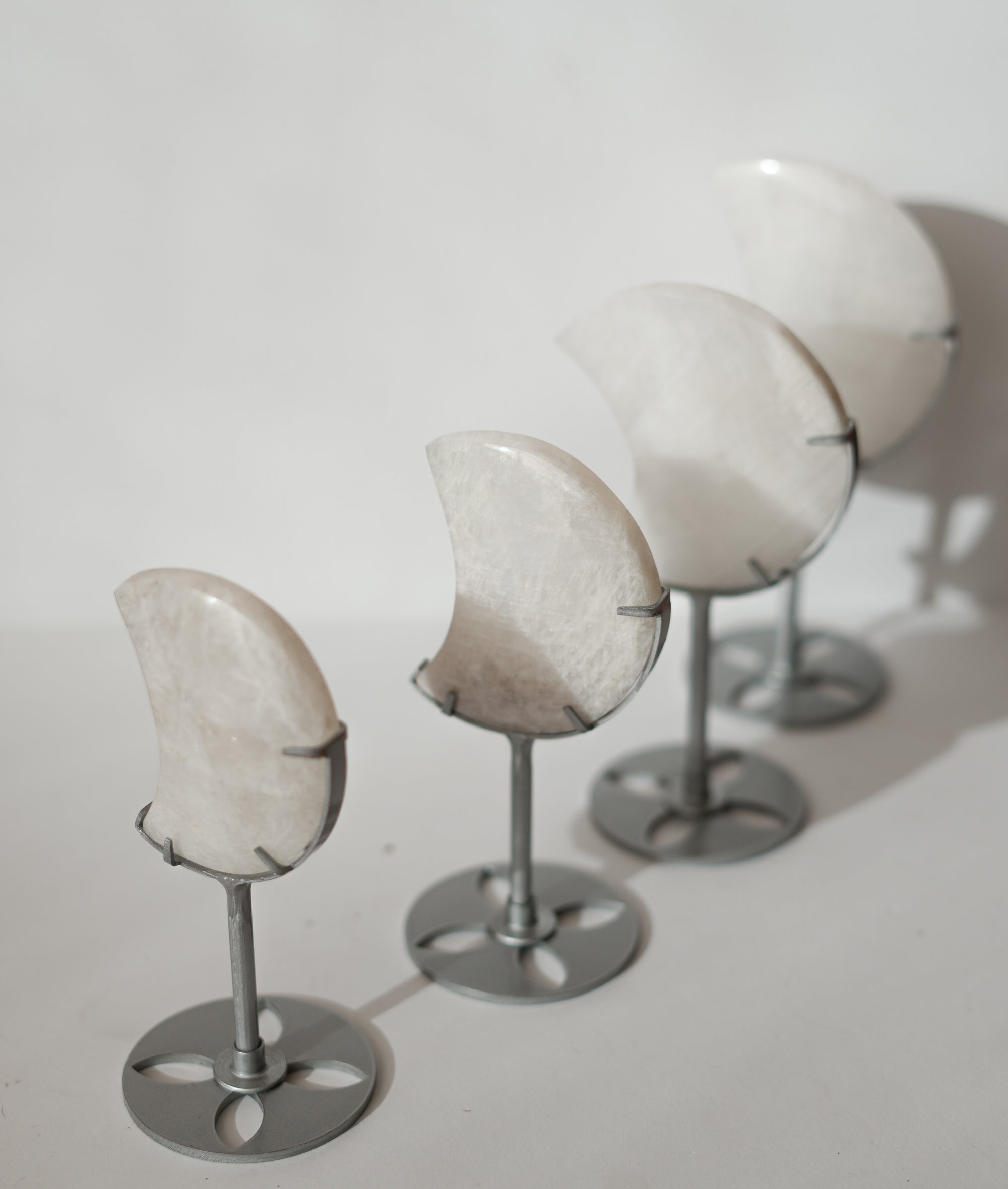 Lunas de Piedra Luna con Stand – Intuición, Energía Femenina y Protección