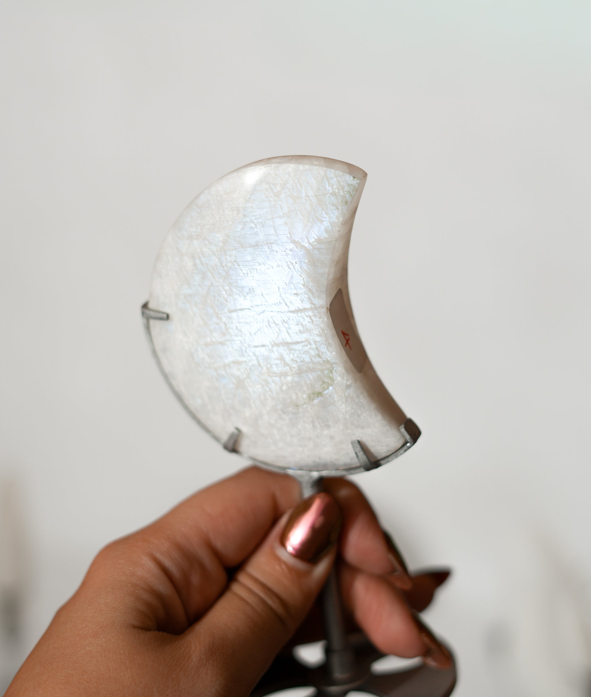 Lunas de Piedra Luna con Stand – Intuición, Energía Femenina y Protección
