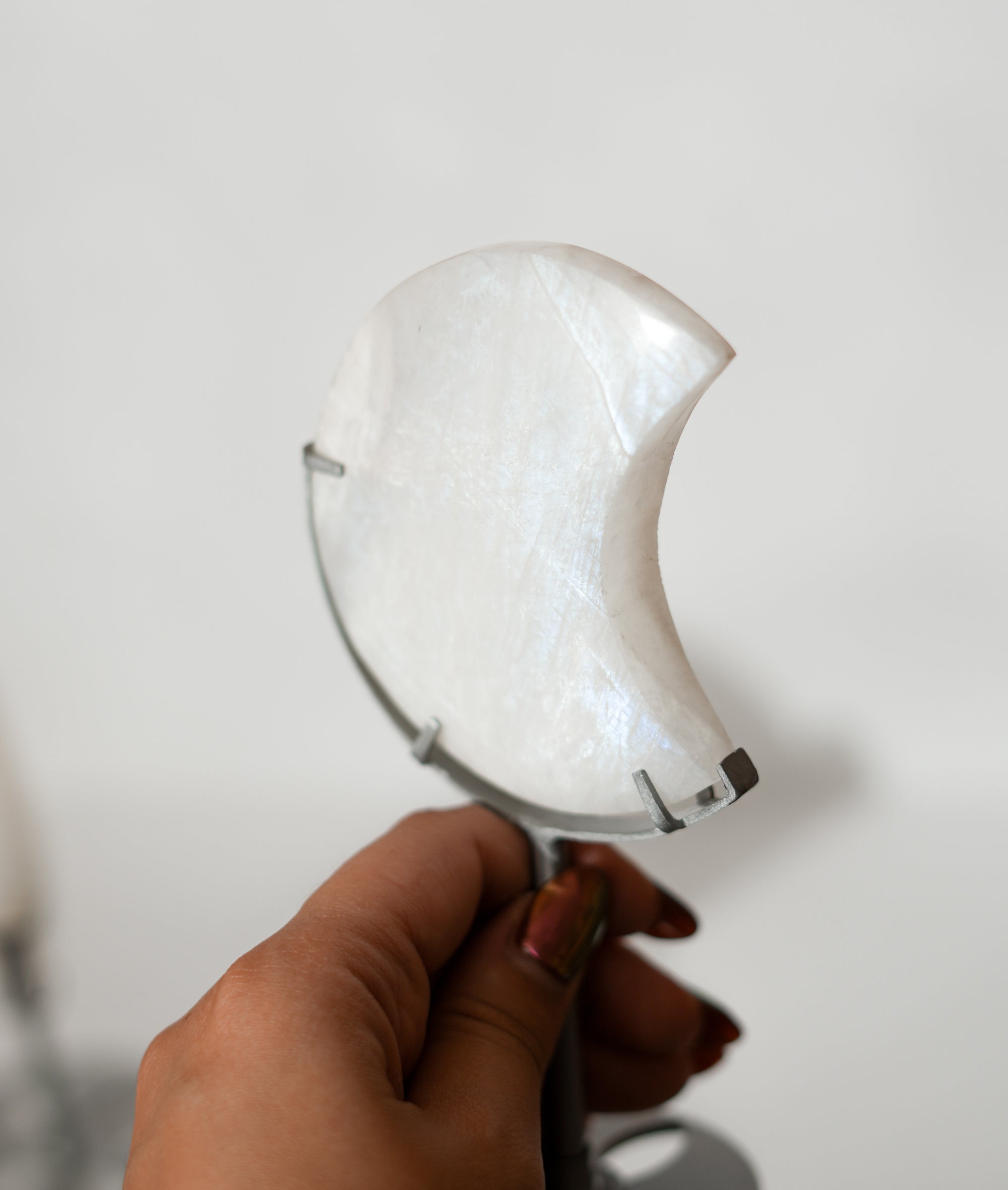 Lunas de Piedra Luna con Stand – Intuición, Energía Femenina y Protección
