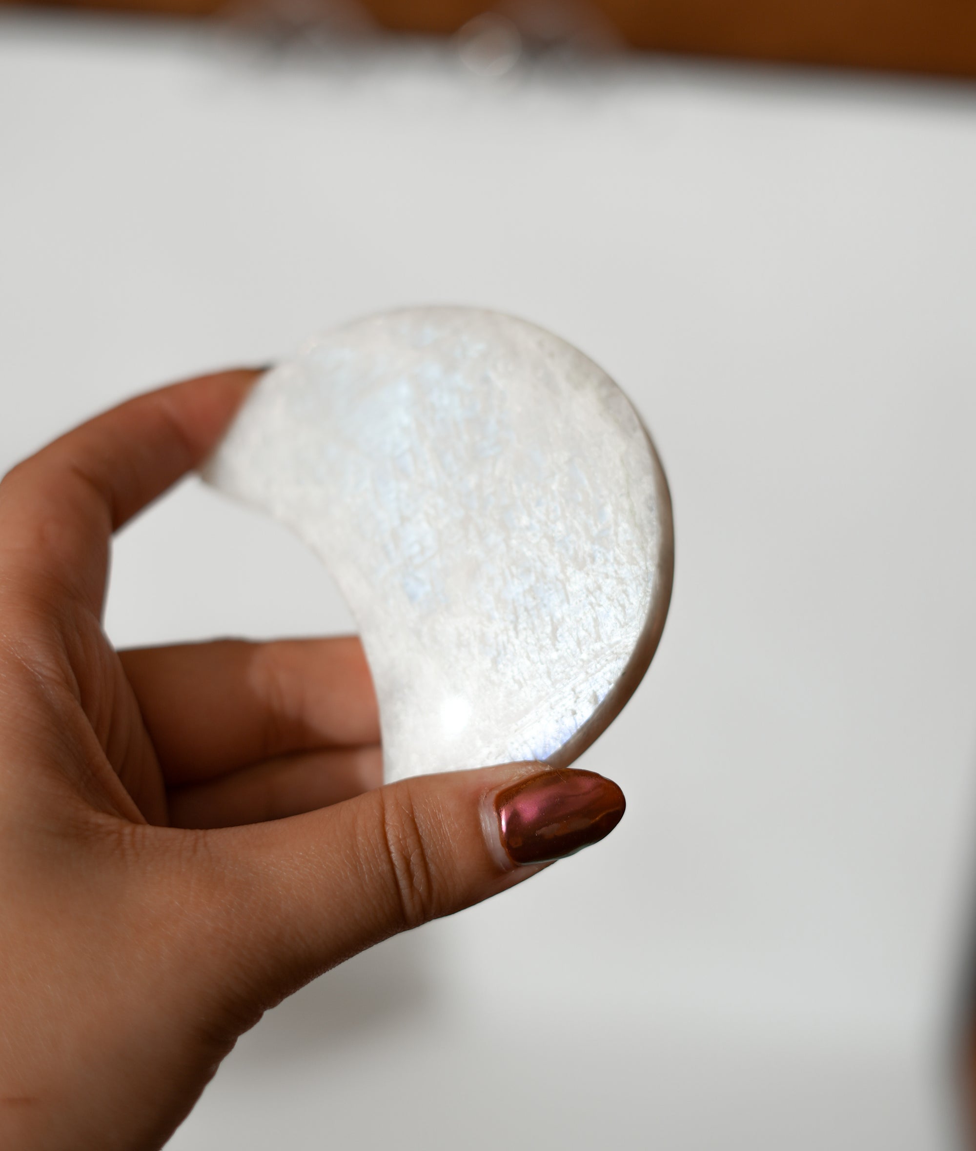 Lunas de Piedra Luna con Stand – Intuición, Energía Femenina y Protección