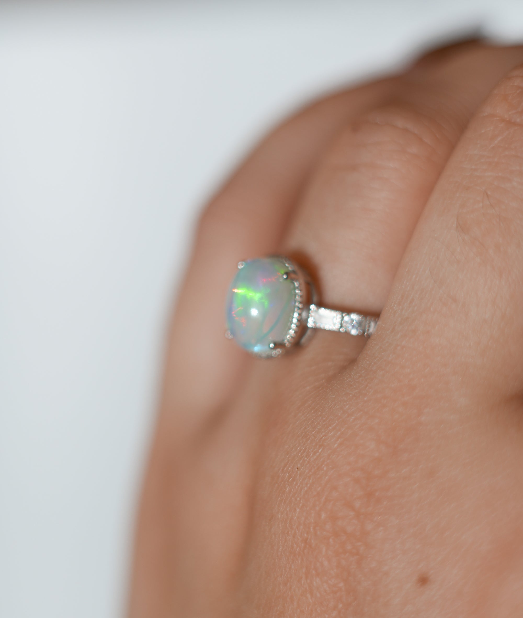 Anillo de Ópalo en Plata – Intuición, Creatividad y Energía Mágica
