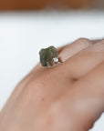 Anillo de Moldavita en Bruto – Transformación, Conexión Cósmica y Evolución