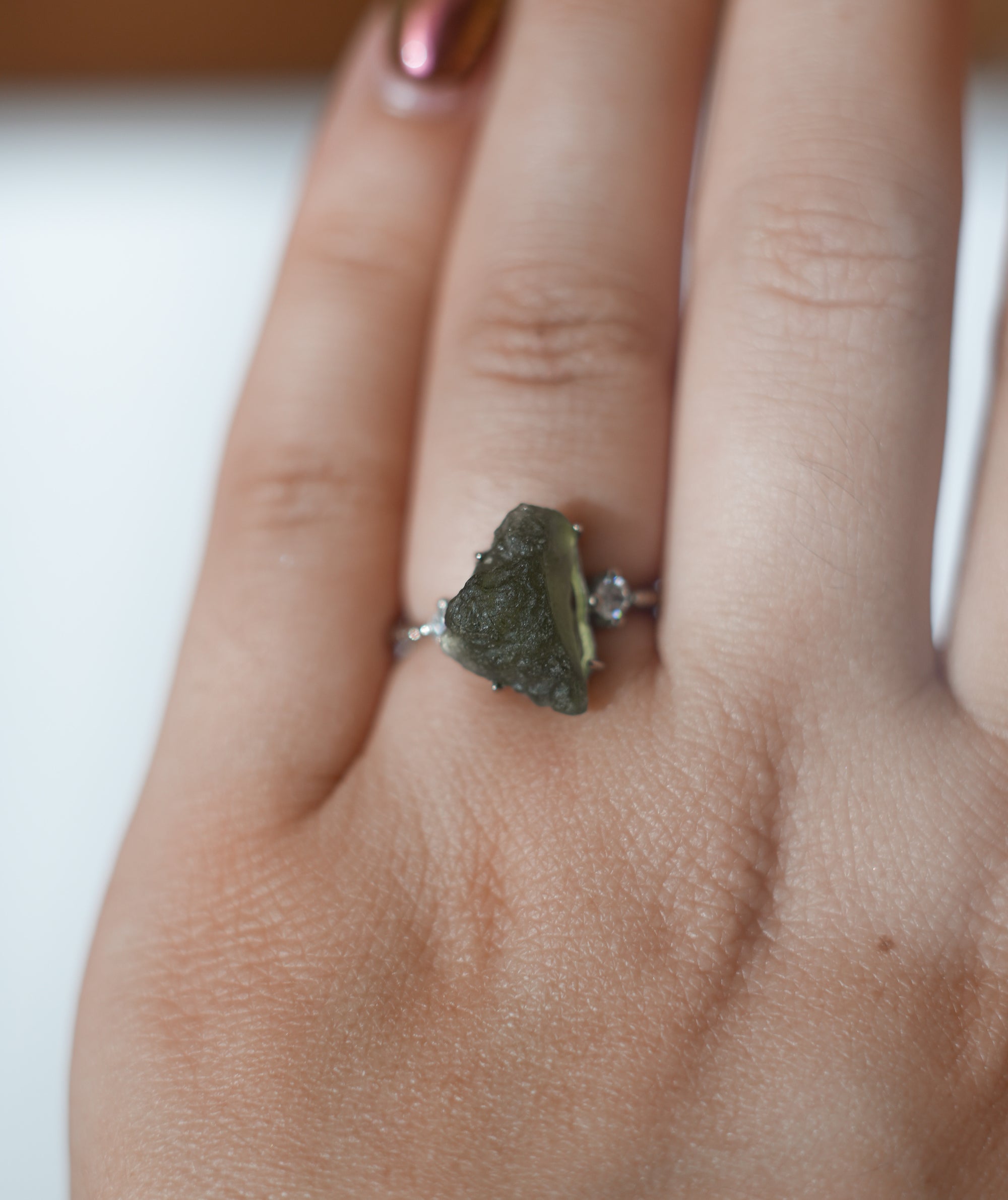 Anillo de Moldavita en Bruto – Transformación, Conexión Cósmica y Evolución