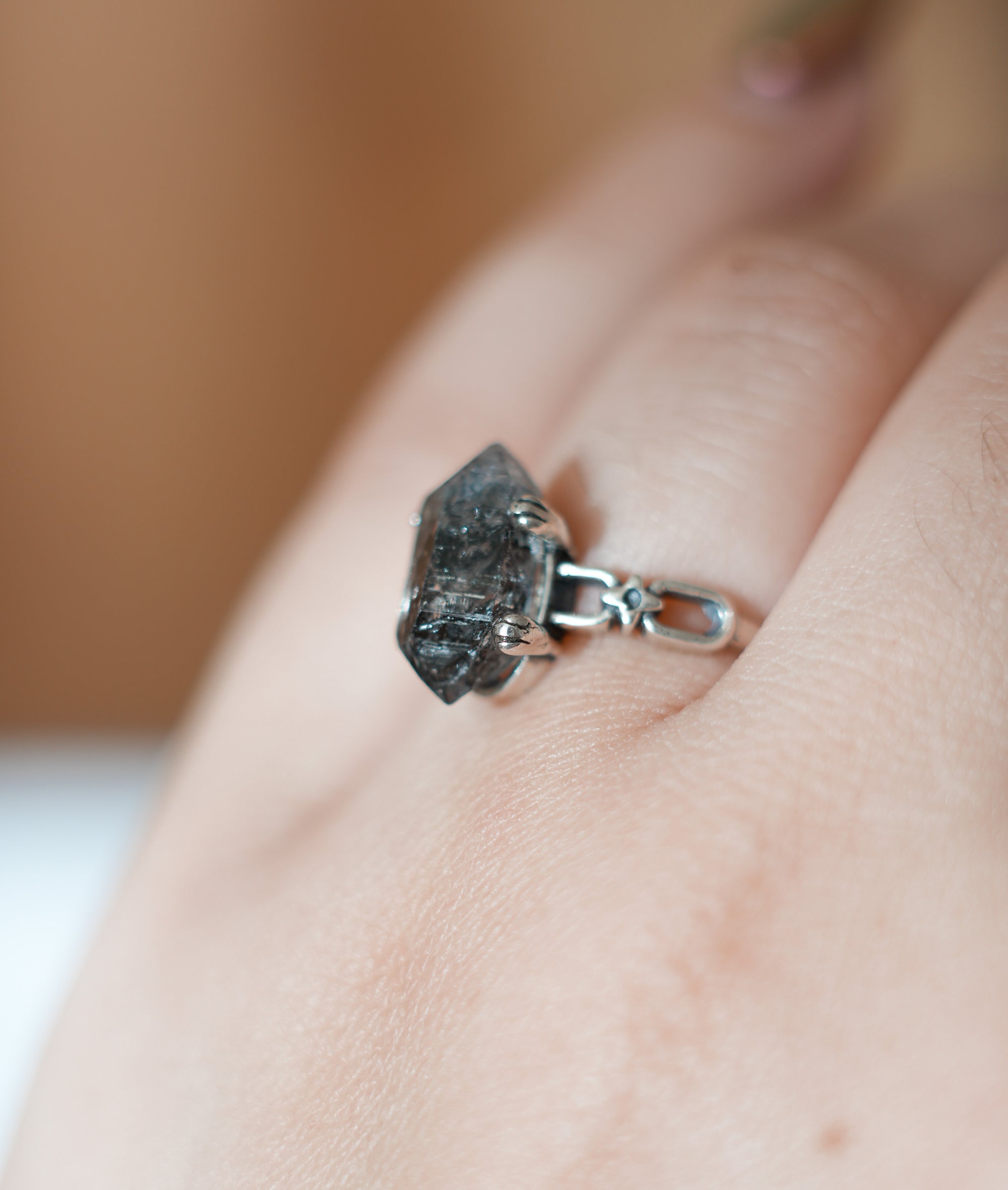 Anillo de Cuarzo Herkimer en Plata – Luz, Claridad y Conexión Espiritual