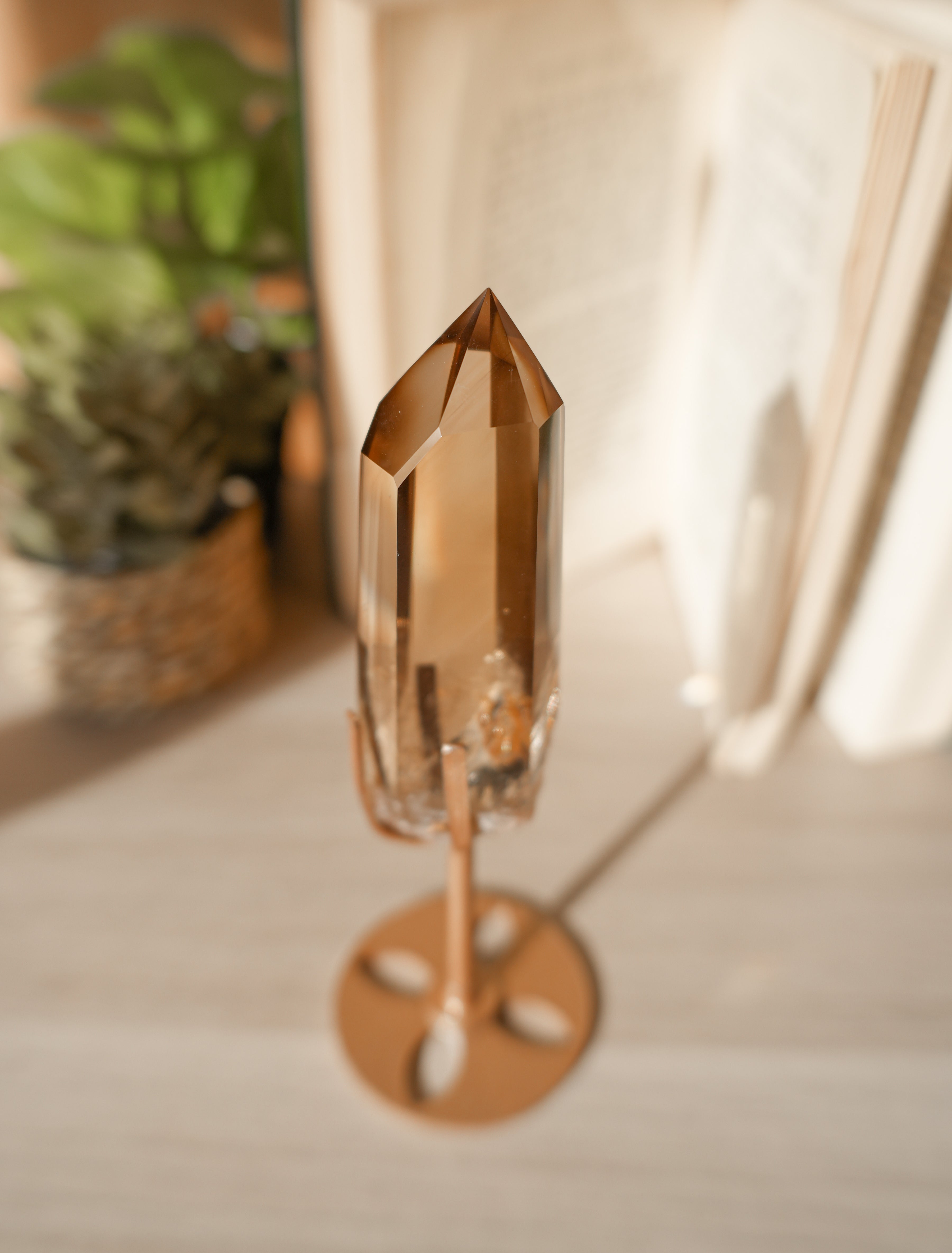 Punta de Citrino Natural con Stand – Abundancia, Energía Solar y Manifestación