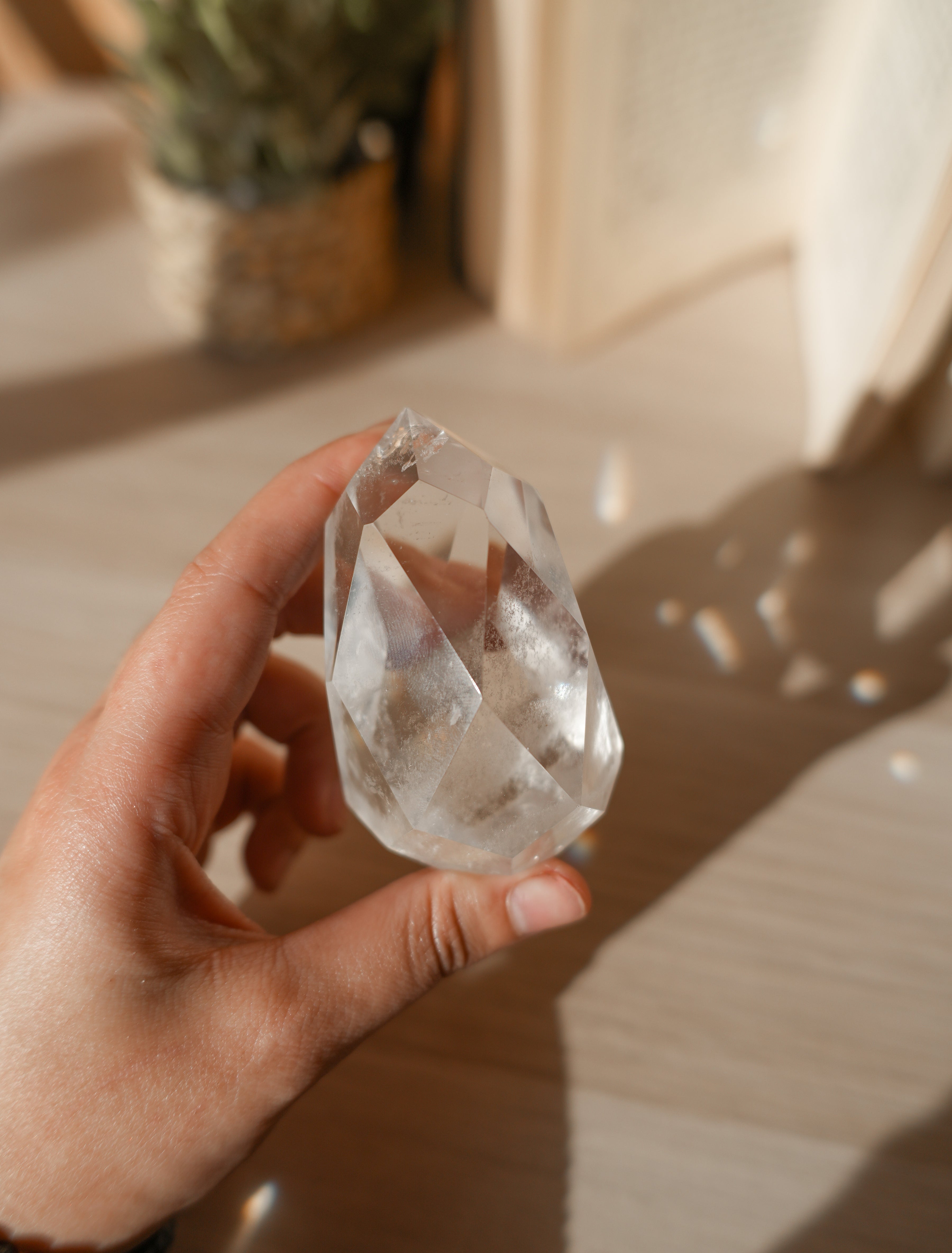 Punta Facetada de Cuarzo con Fantasma – Evolución, Sabiduría y Energía Ancestral