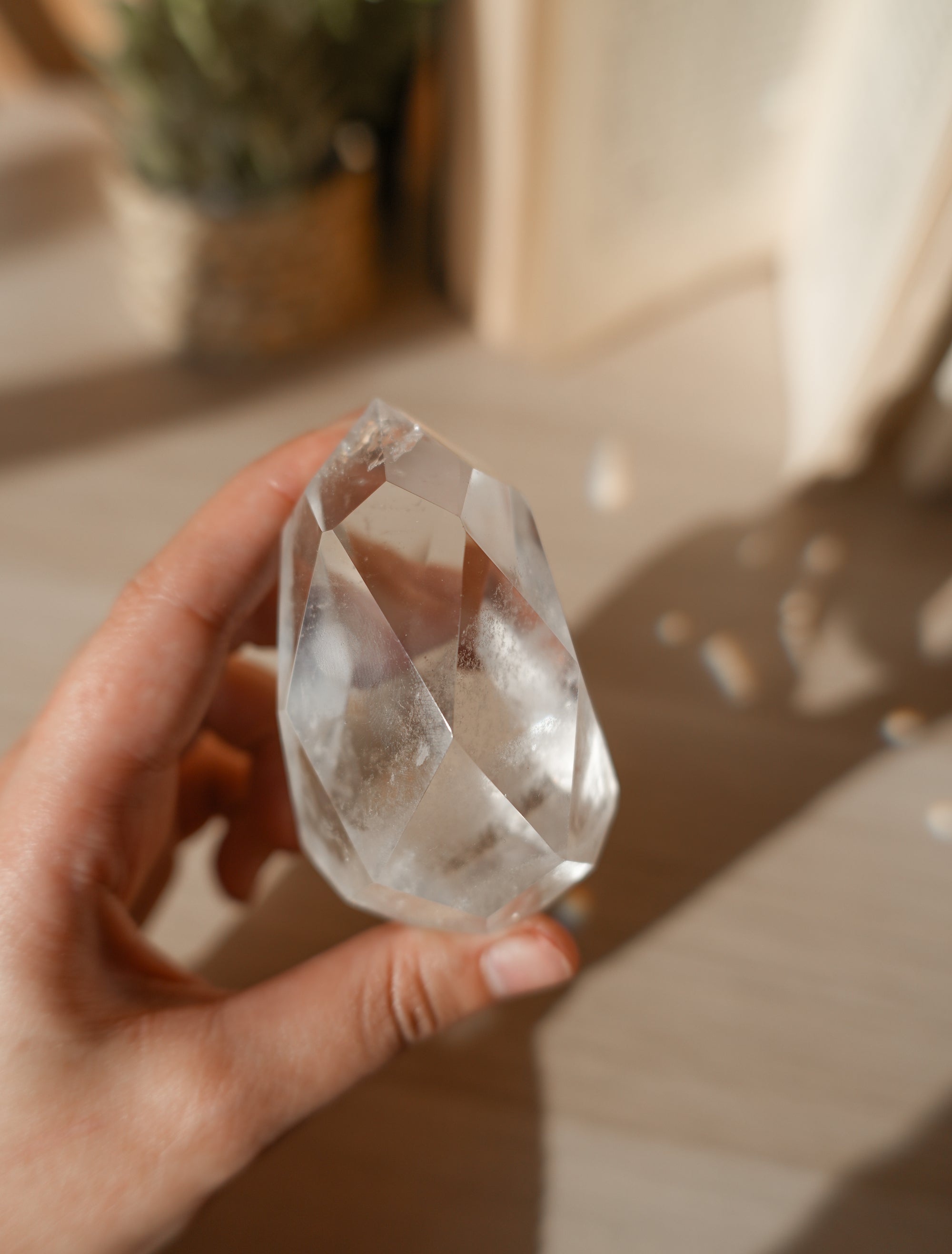 Punta Facetada de Cuarzo con Fantasma – Evolución, Sabiduría y Energía Ancestral