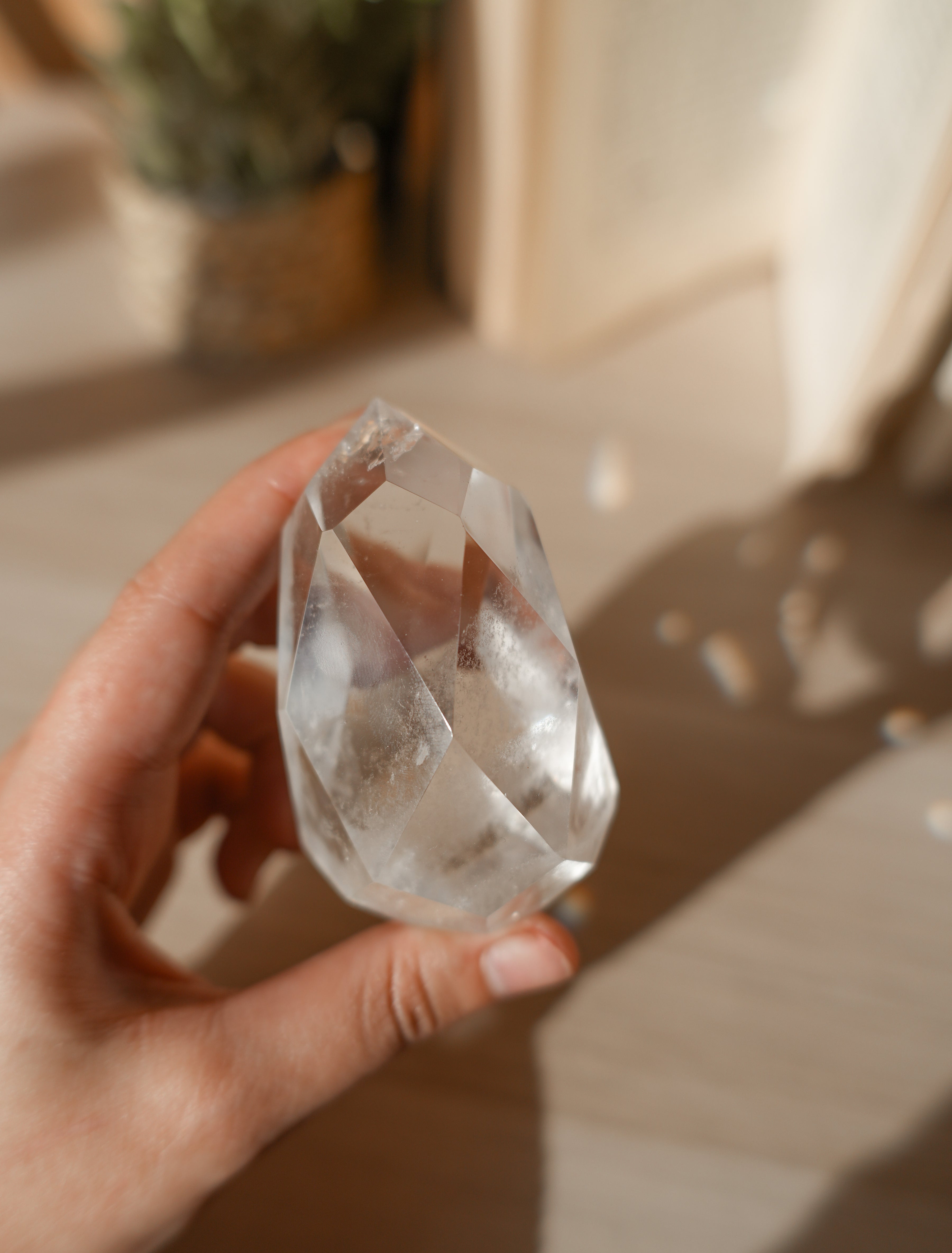 Punta Facetada de Cuarzo con Fantasma – Evolución, Sabiduría y Energía Ancestral