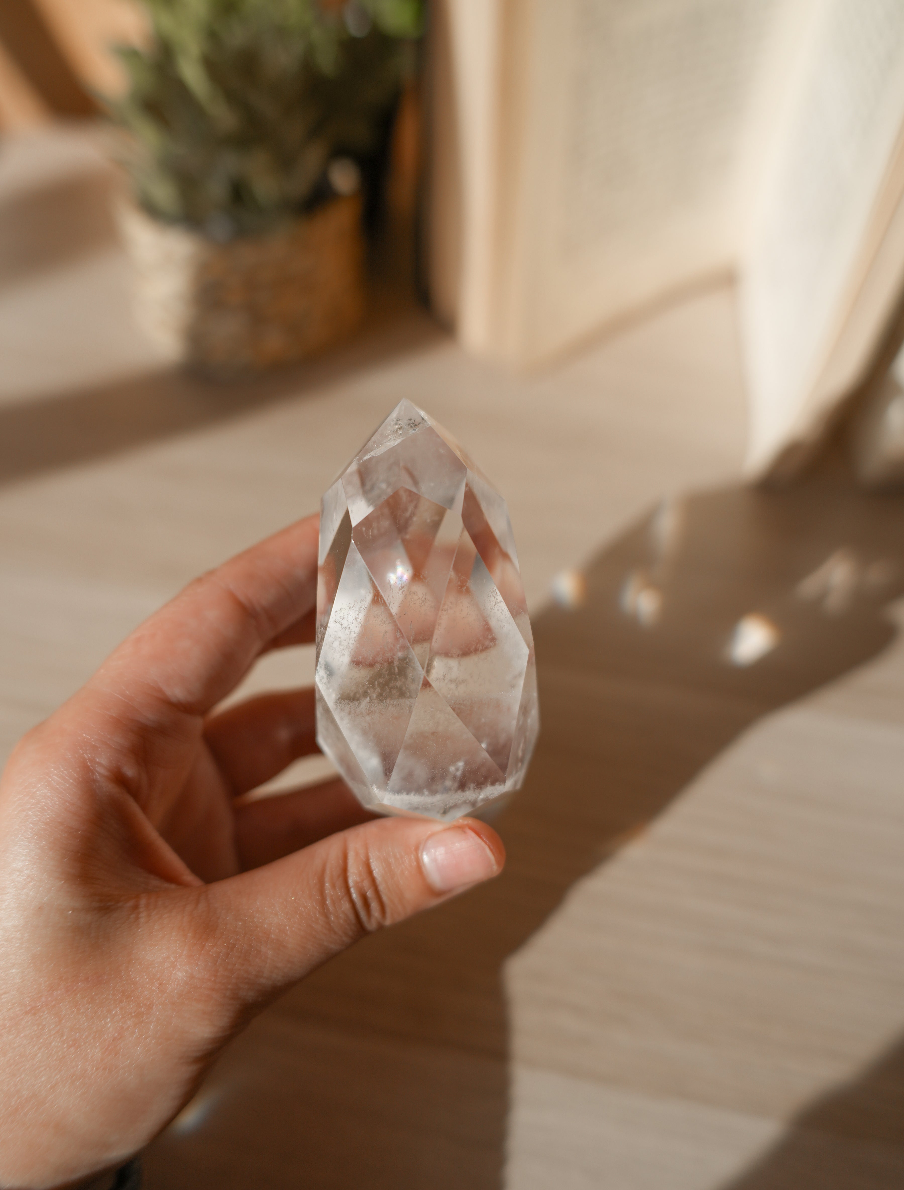 Punta Facetada de Cuarzo con Fantasma – Evolución, Sabiduría y Energía Ancestral