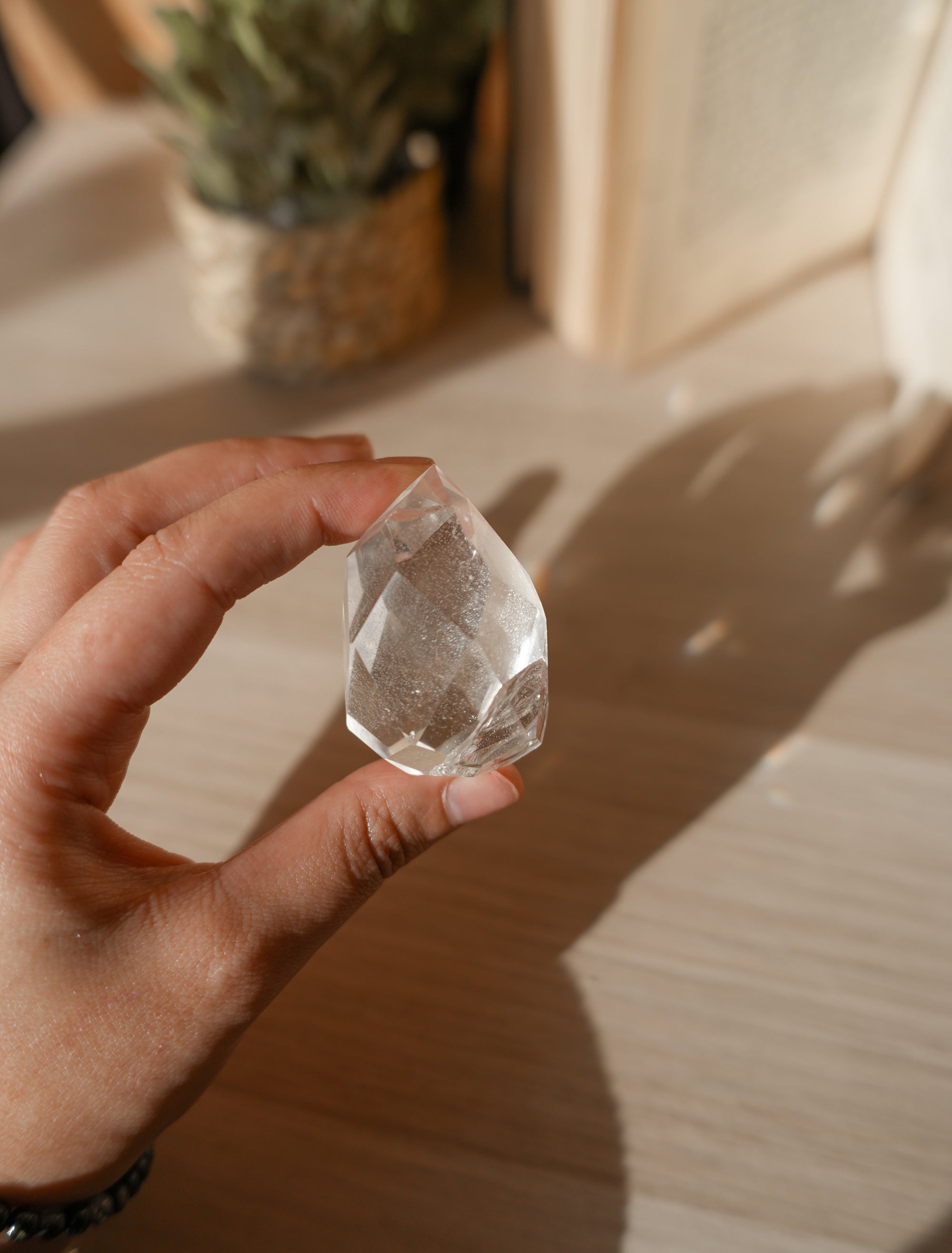 Punta Facetada de Cuarzo con Fantasma – Evolución, Sabiduría y Energía Ancestral