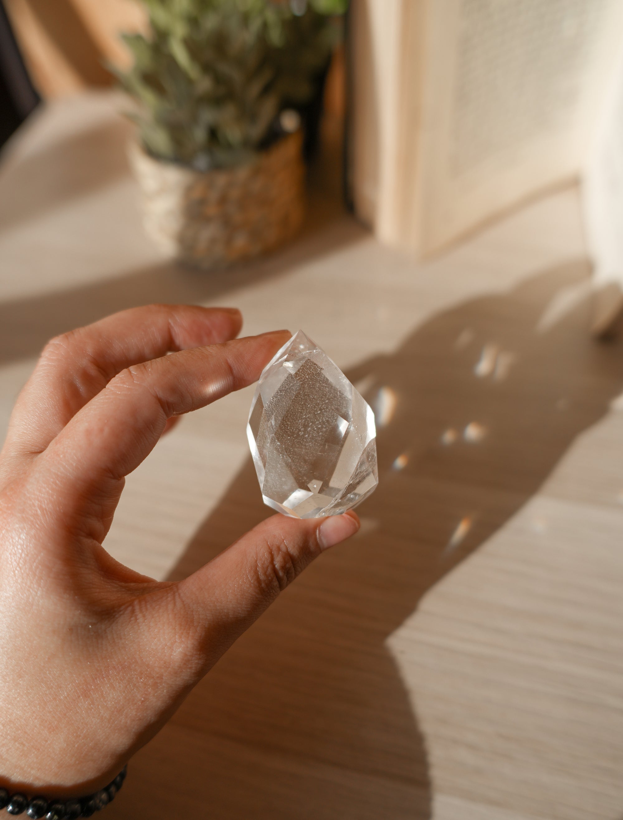 Punta Facetada de Cuarzo con Fantasma – Evolución, Sabiduría y Energía Ancestral