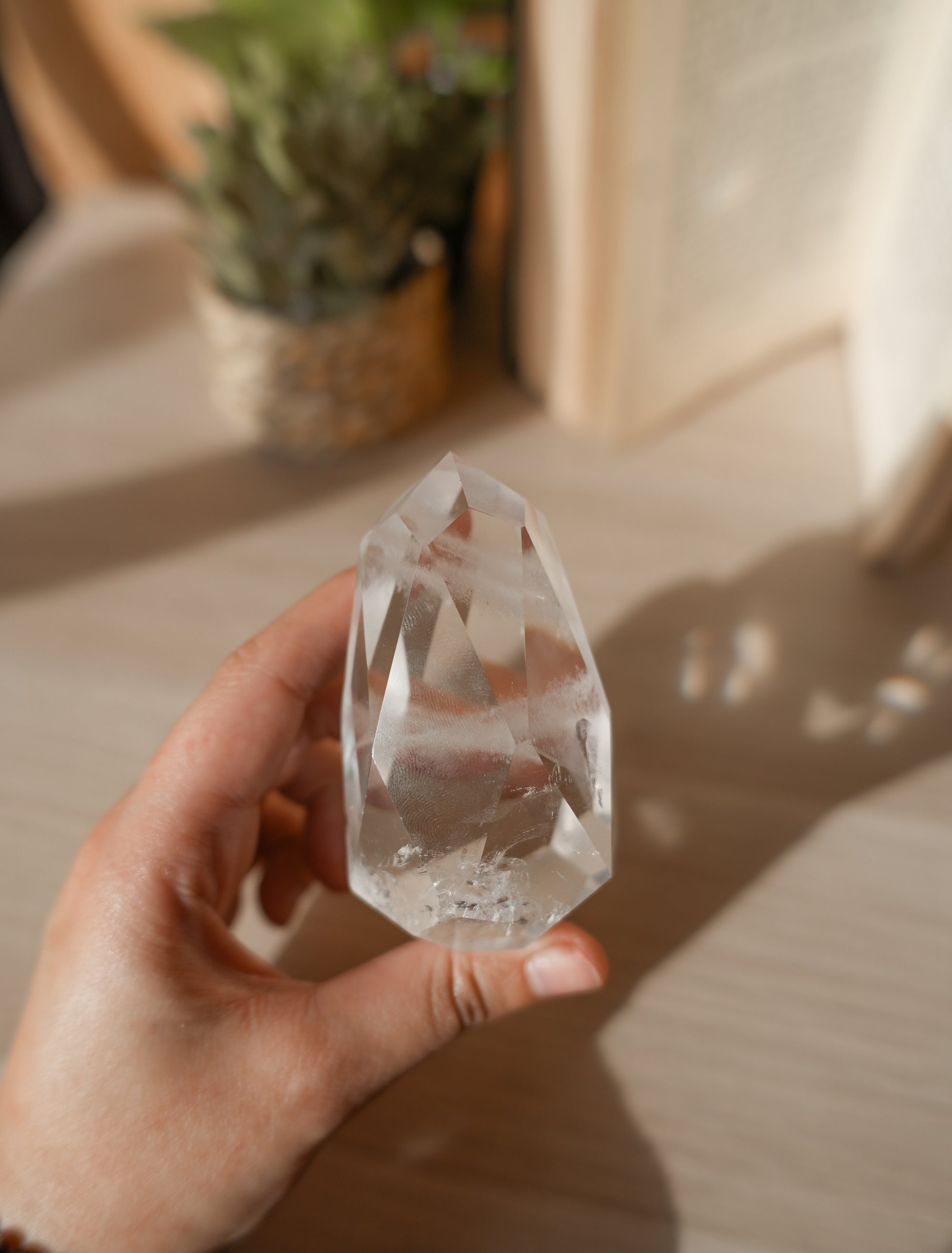 Punta Facetada de Cuarzo con Fantasma – Evolución, Sabiduría y Energía Ancestral