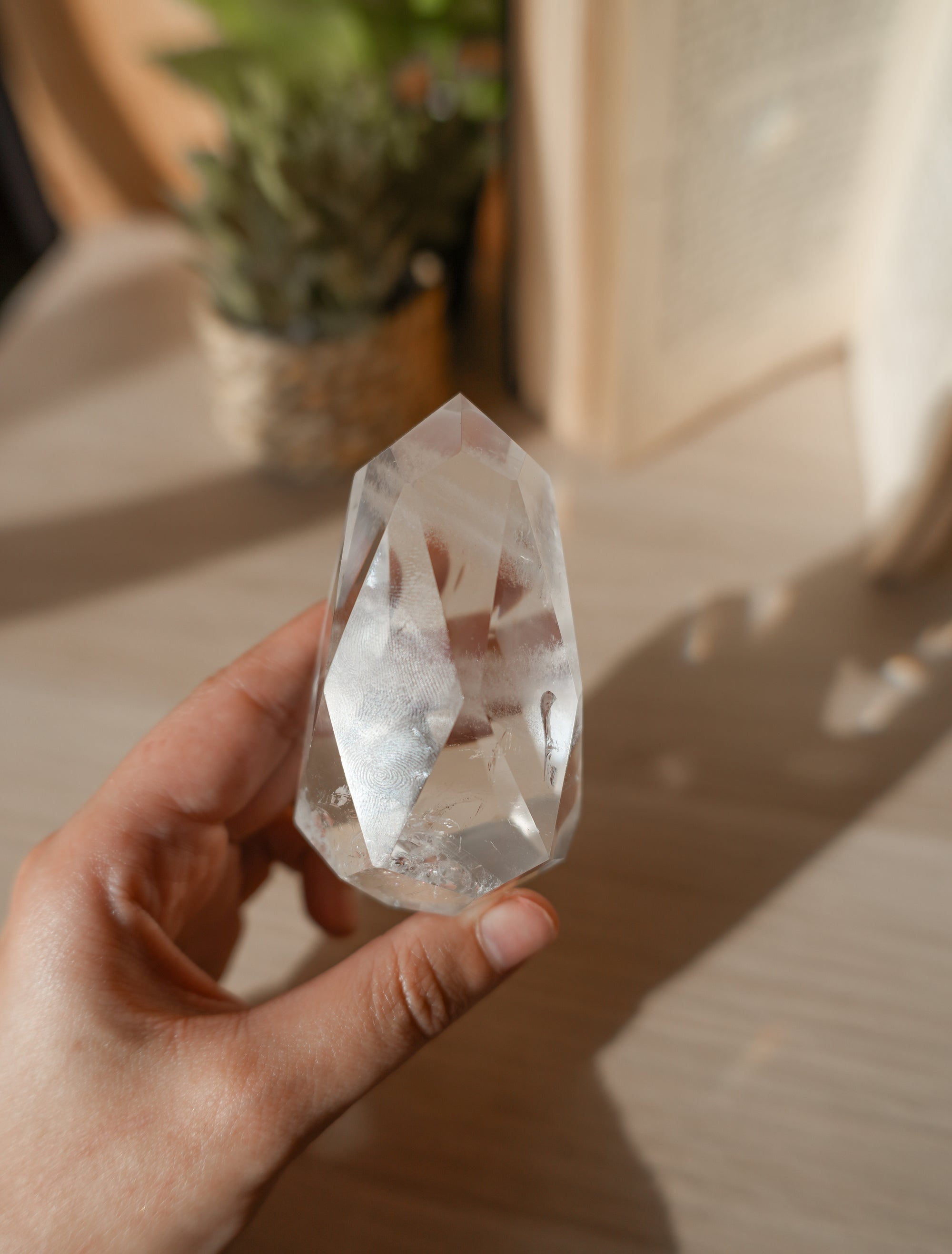 Punta Facetada de Cuarzo con Fantasma – Evolución, Sabiduría y Energía Ancestral