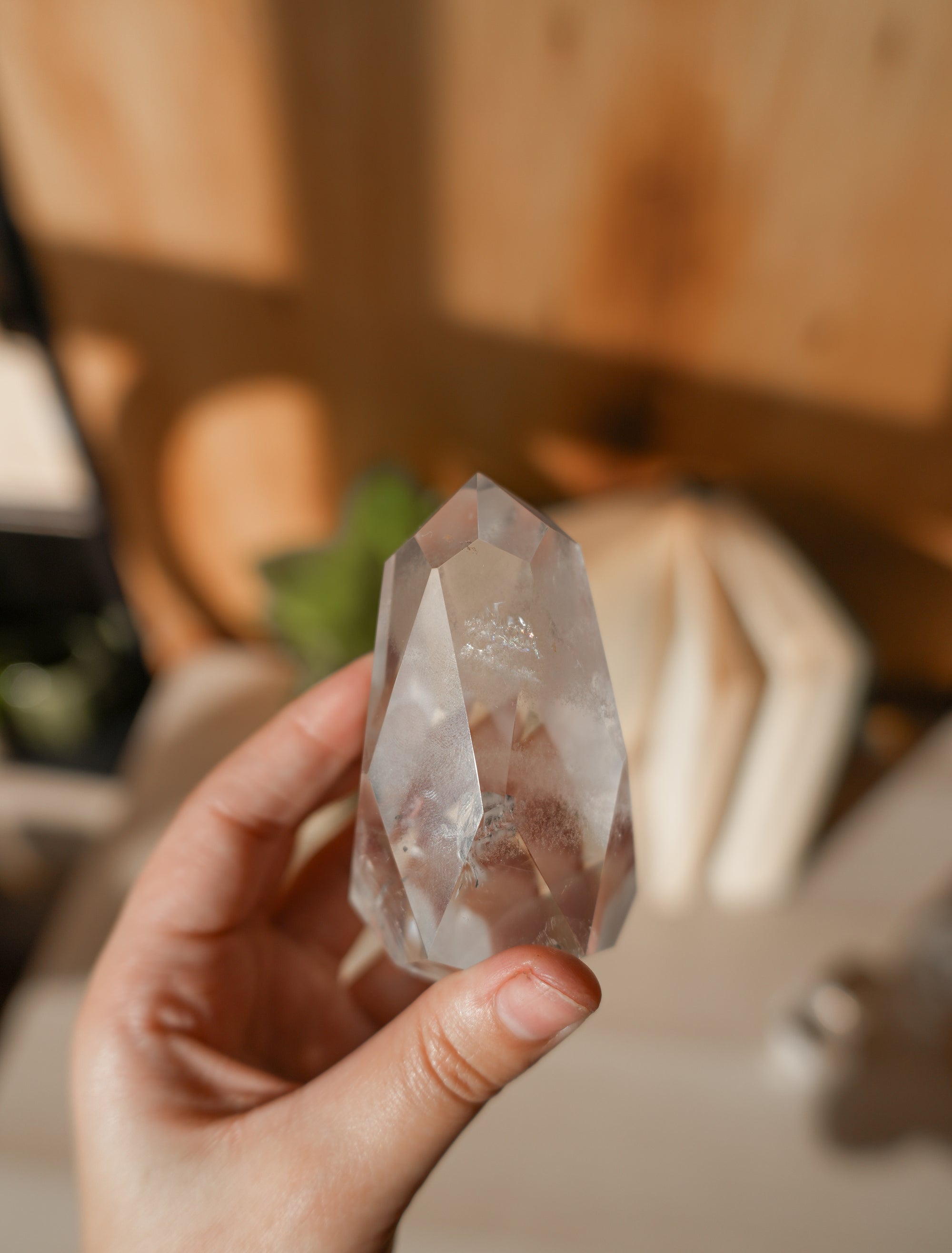 Punta Facetada de Cuarzo con Fantasma – Evolución, Sabiduría y Energía Ancestral