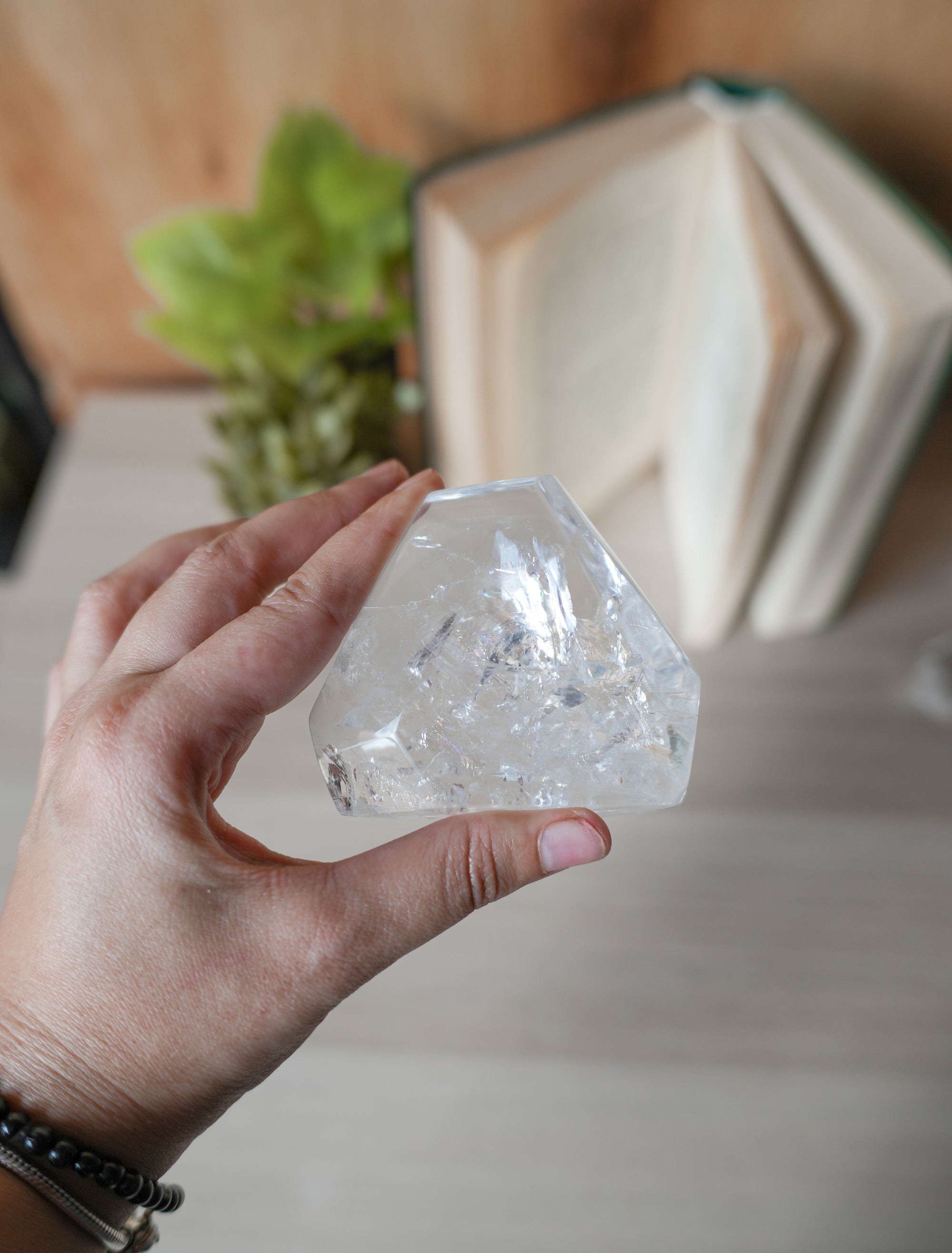 Cuarzo Cristal Maestro con Arcoíris – Luz, Claridad y Elevación Espiritual