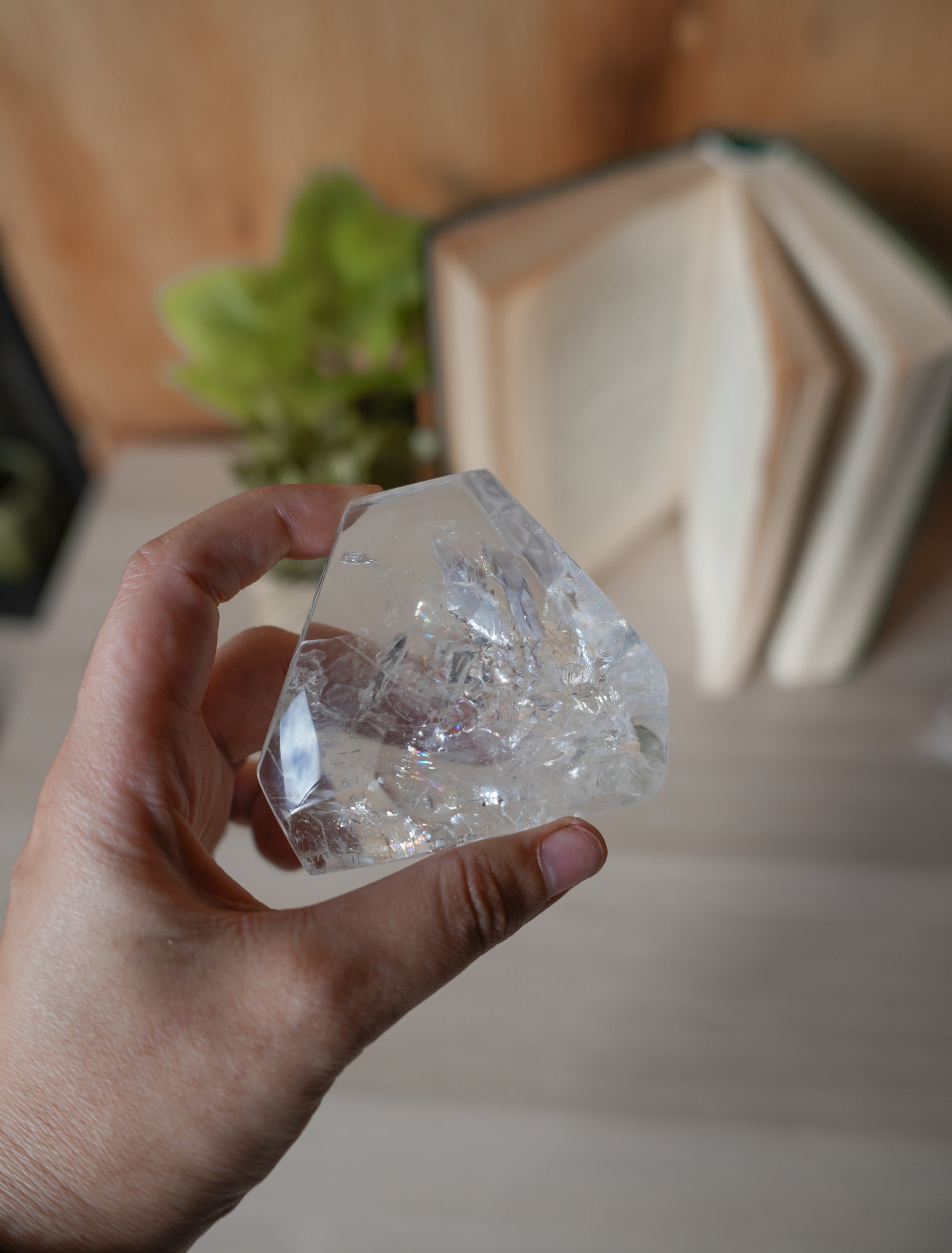 Cuarzo Cristal Maestro con Arcoíris – Luz, Claridad y Elevación Espiritual