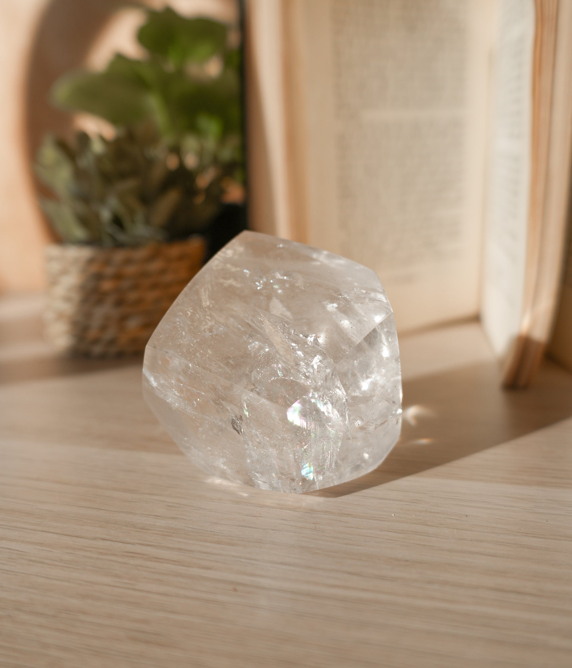 Cuarzo Cristal Maestro con Arcoíris – Luz, Claridad y Elevación Espiritual