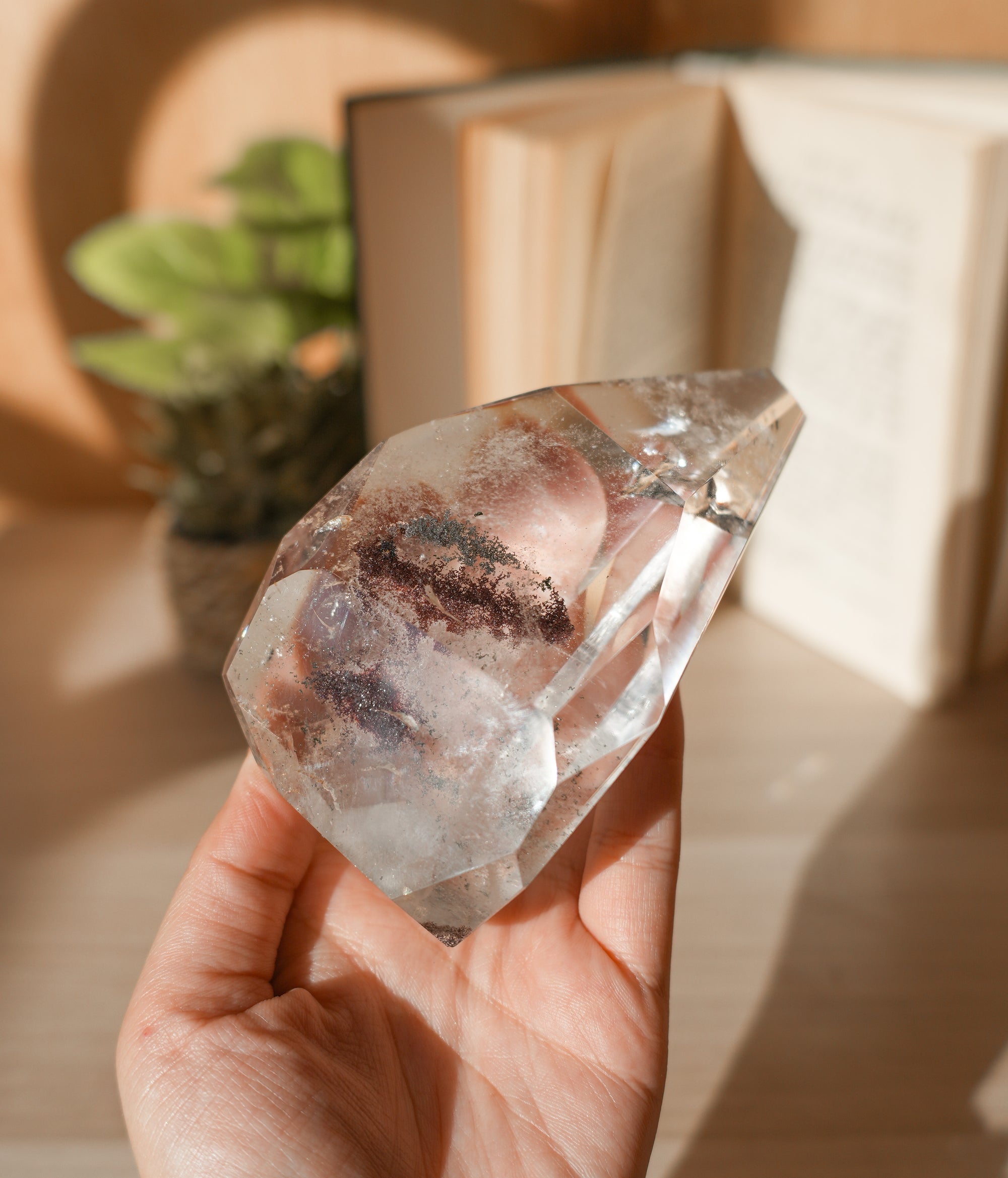 Cuarzo Maestro con Inclusiones de Clorita – Sanación, Sabiduría y Conexión con la Tierra