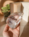 Cuarzo Maestro con Inclusiones de Clorita – Sanación, Sabiduría y Conexión con la Tierra