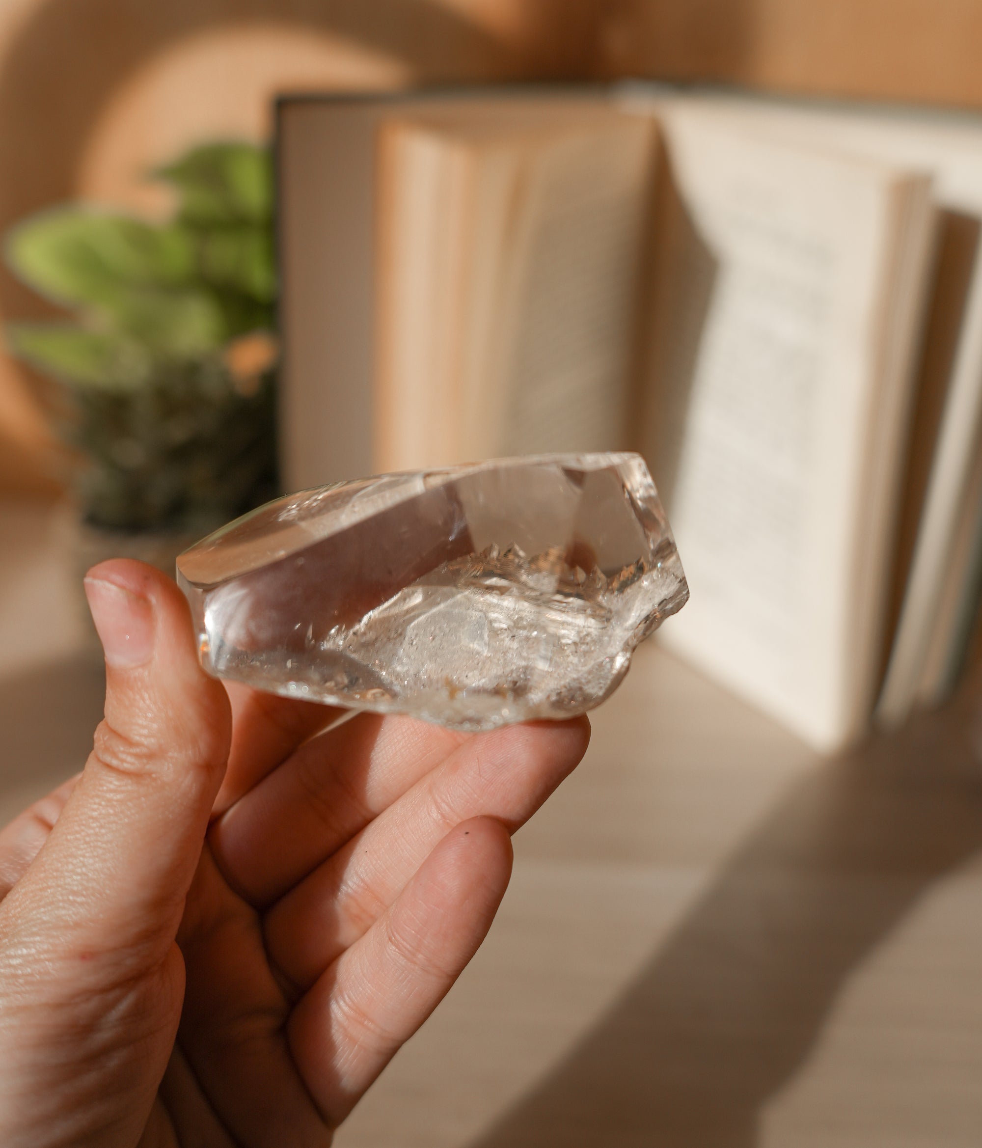 Cuarzo Maestro con Base Plateada – Claridad, Sabiduría y Energía de Alta Montaña