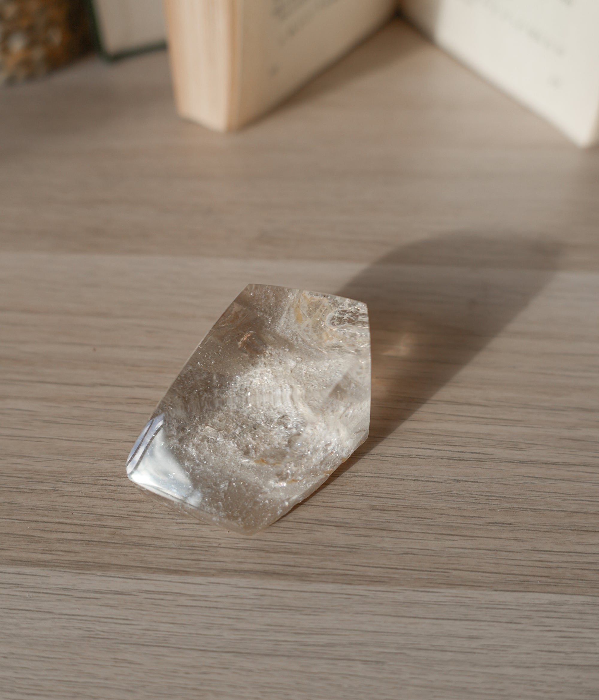 Cuarzo Maestro con Base Plateada – Claridad, Sabiduría y Energía de Alta Montaña