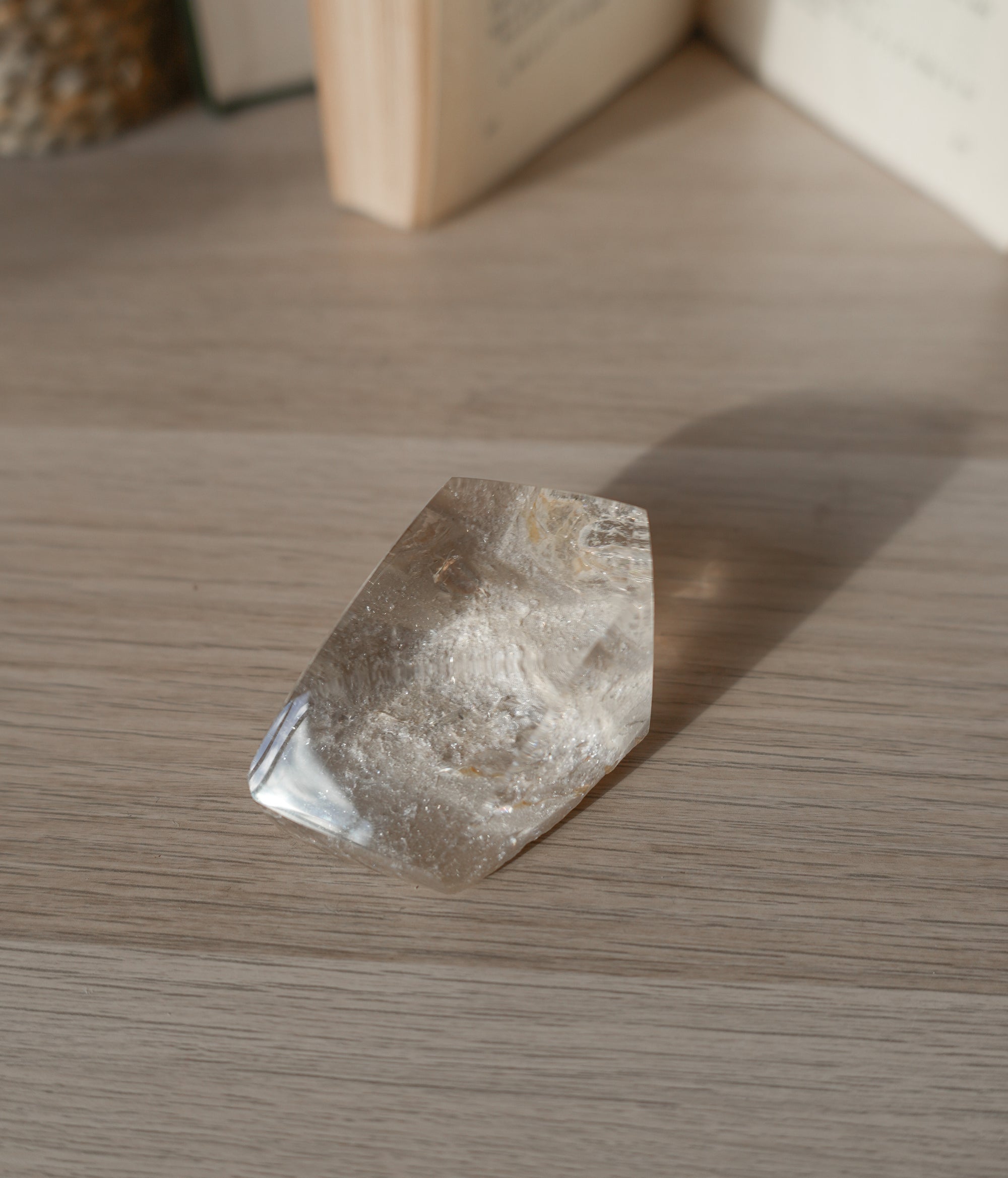 Cuarzo Maestro con Base Plateada – Claridad, Sabiduría y Energía de Alta Montaña