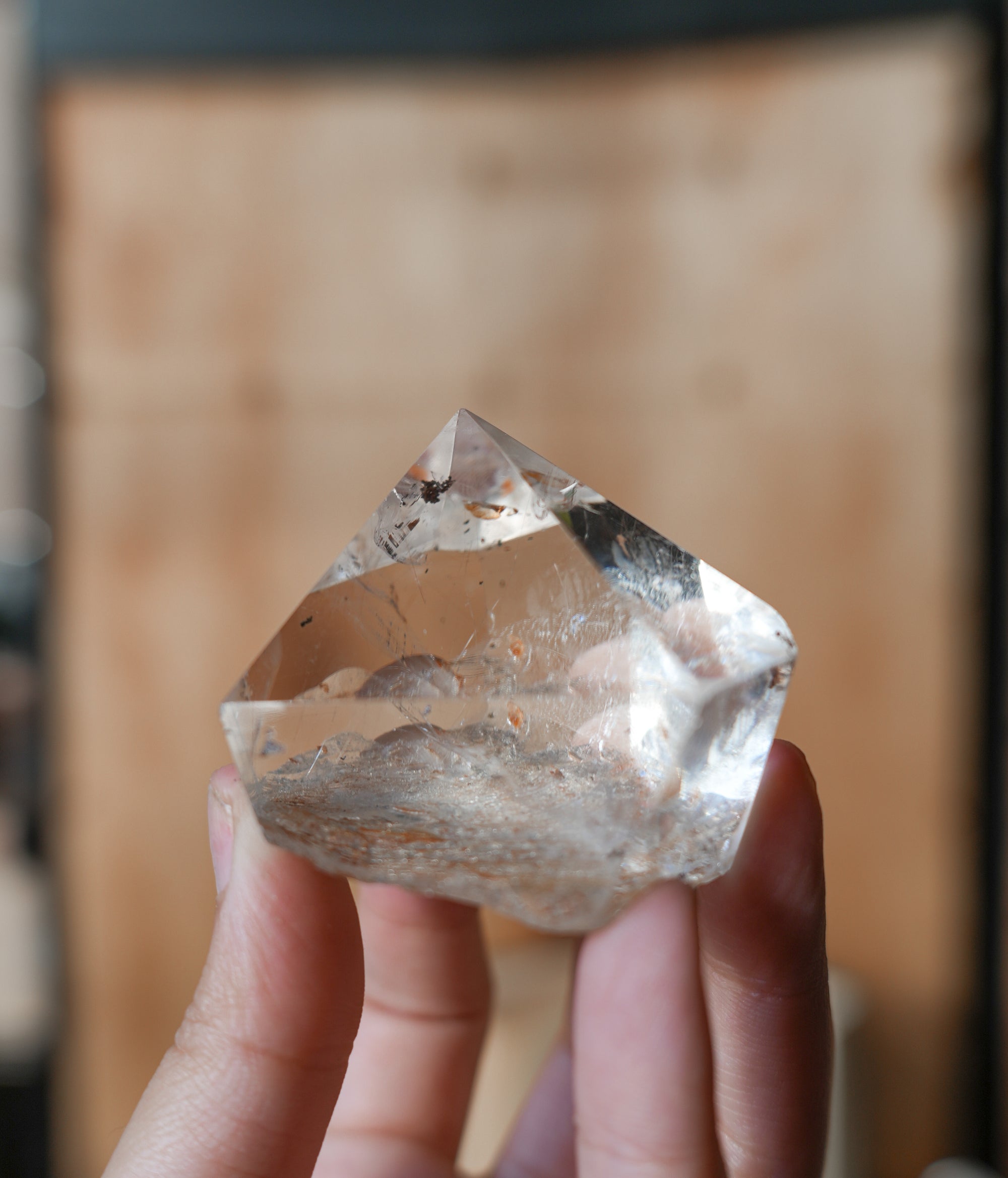 Cuarzo Cristal con Rutilo y Arcoíris – Claridad, Manifestación y Energía Dorada