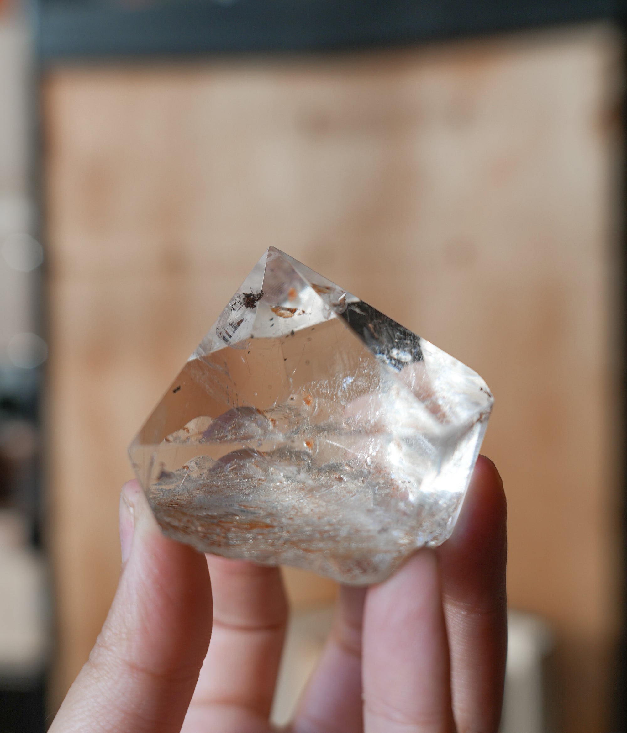 Cuarzo Cristal con Rutilo y Arcoíris – Claridad, Manifestación y Energía Dorada