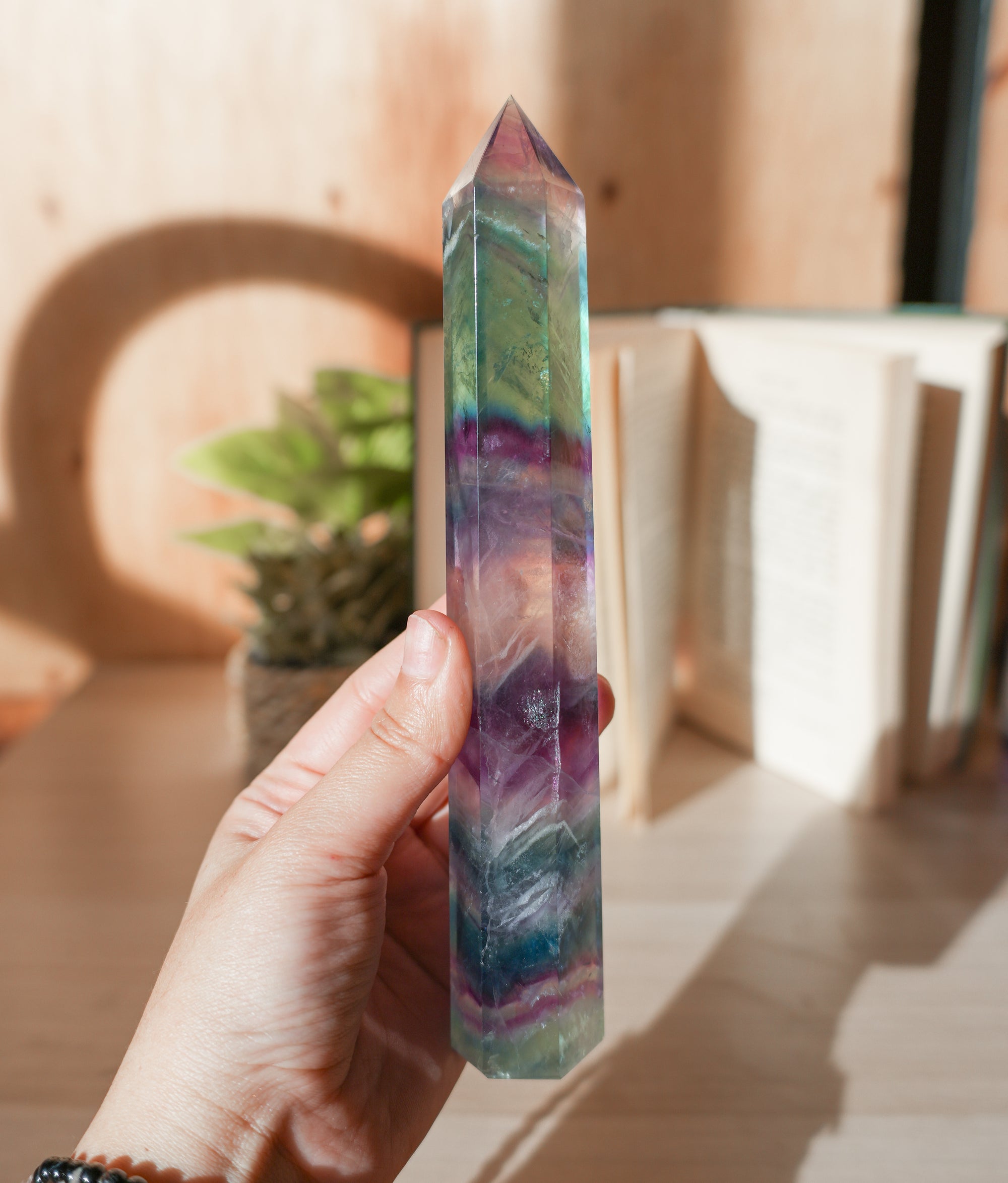 Punta de Fluorita Arcoíris – Armonía, Protección y Claridad Mental