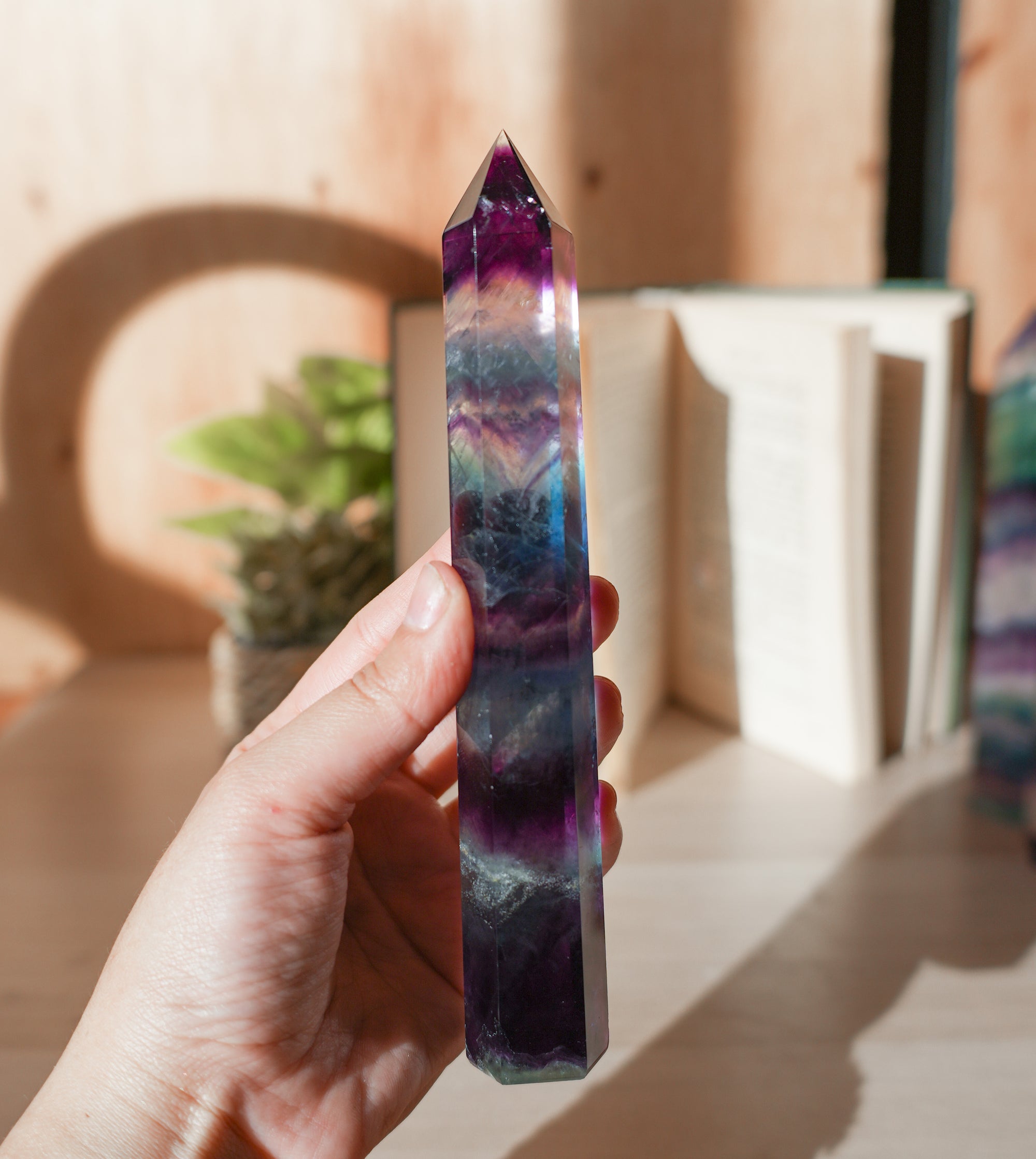 Punta de Fluorita Arcoíris – Armonía, Protección y Claridad Mental
