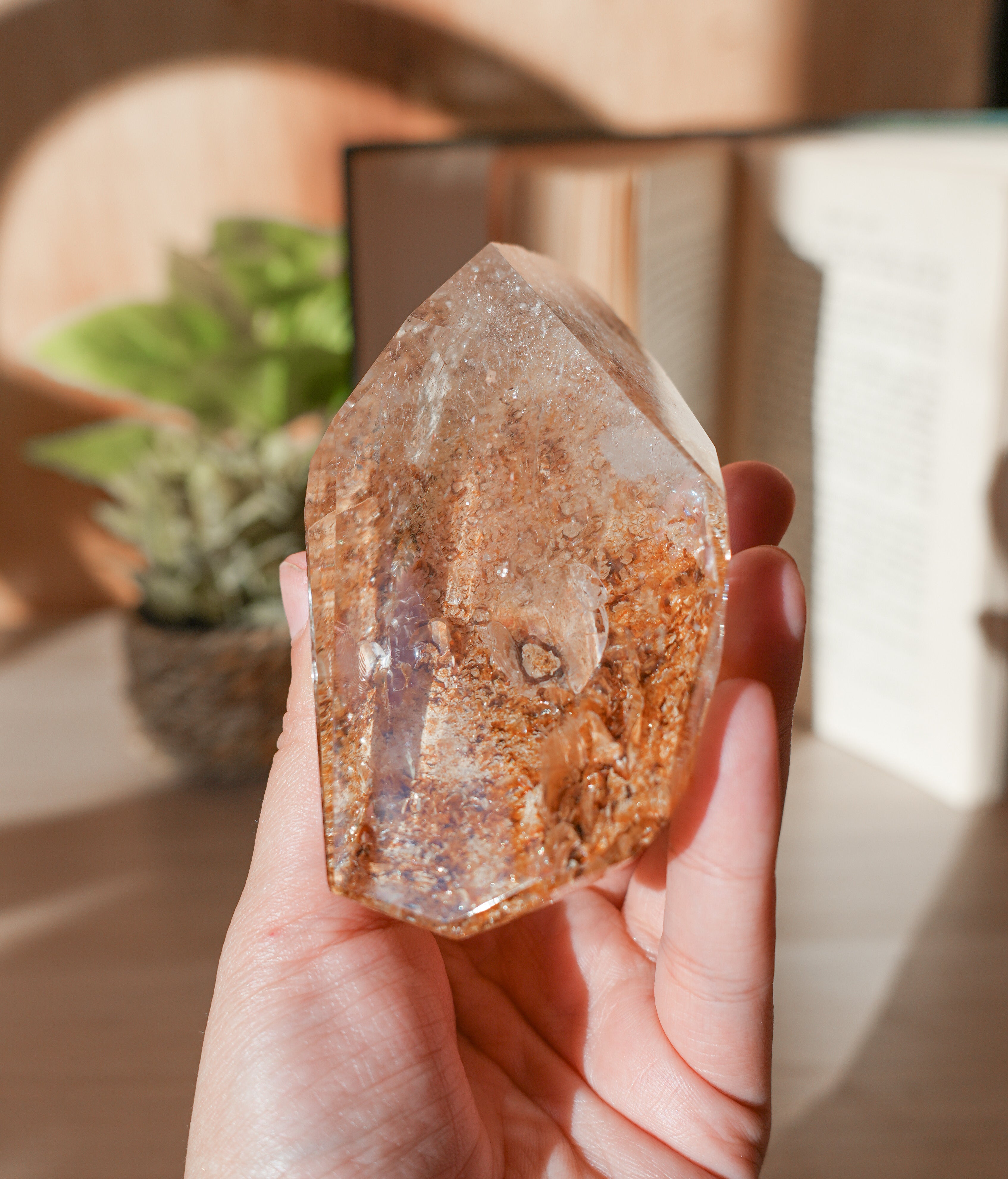 Cuarzo con Inclusiones de Hematites – Energía Solar, Fuerza Interior y Sanación Profunda