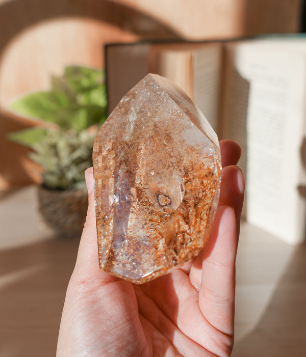 Cuarzo con Inclusiones de Hematites – Energía Solar, Fuerza Interior y Sanación Profunda