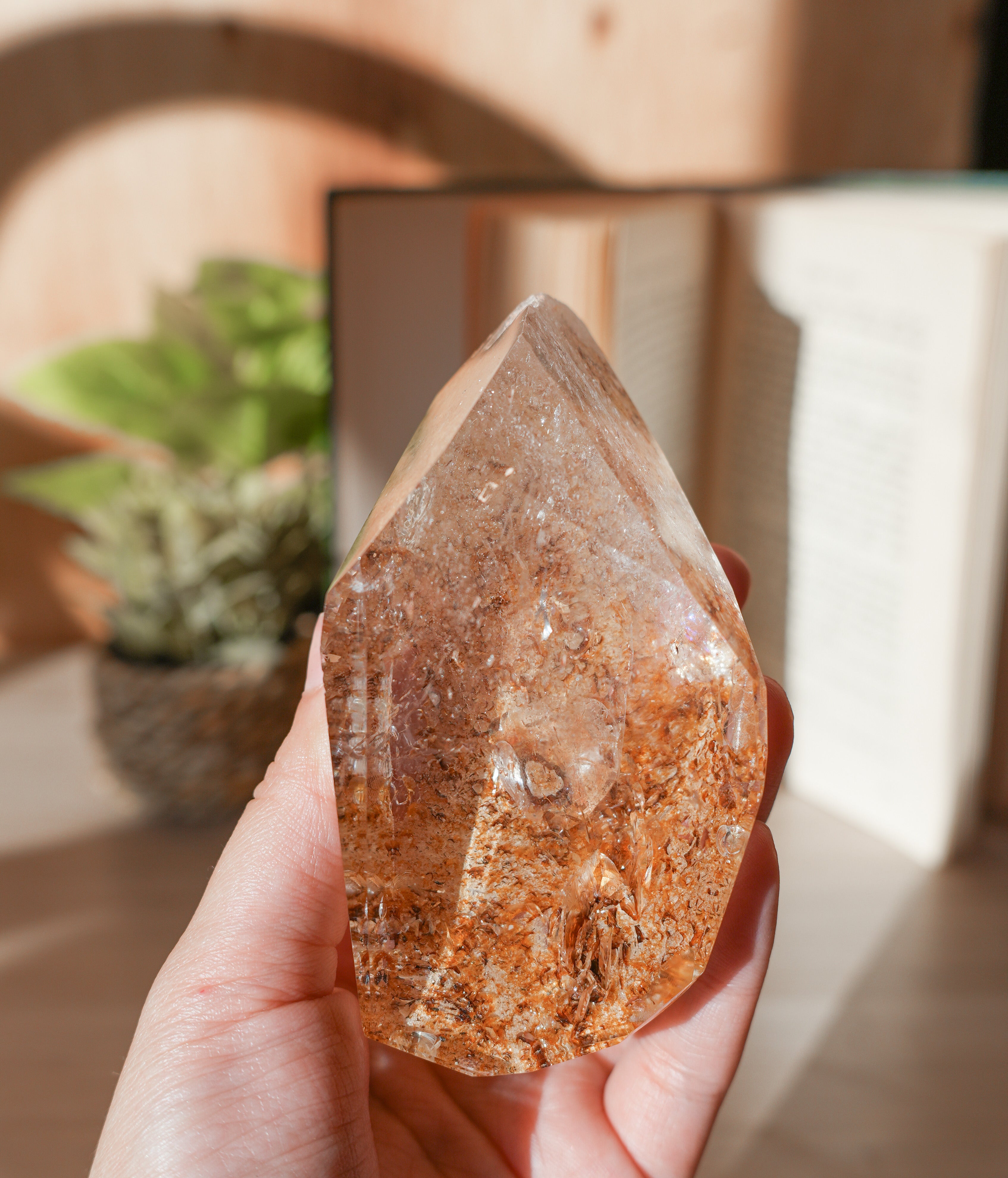 Cuarzo con Inclusiones de Hematites – Energía Solar, Fuerza Interior y Sanación Profunda