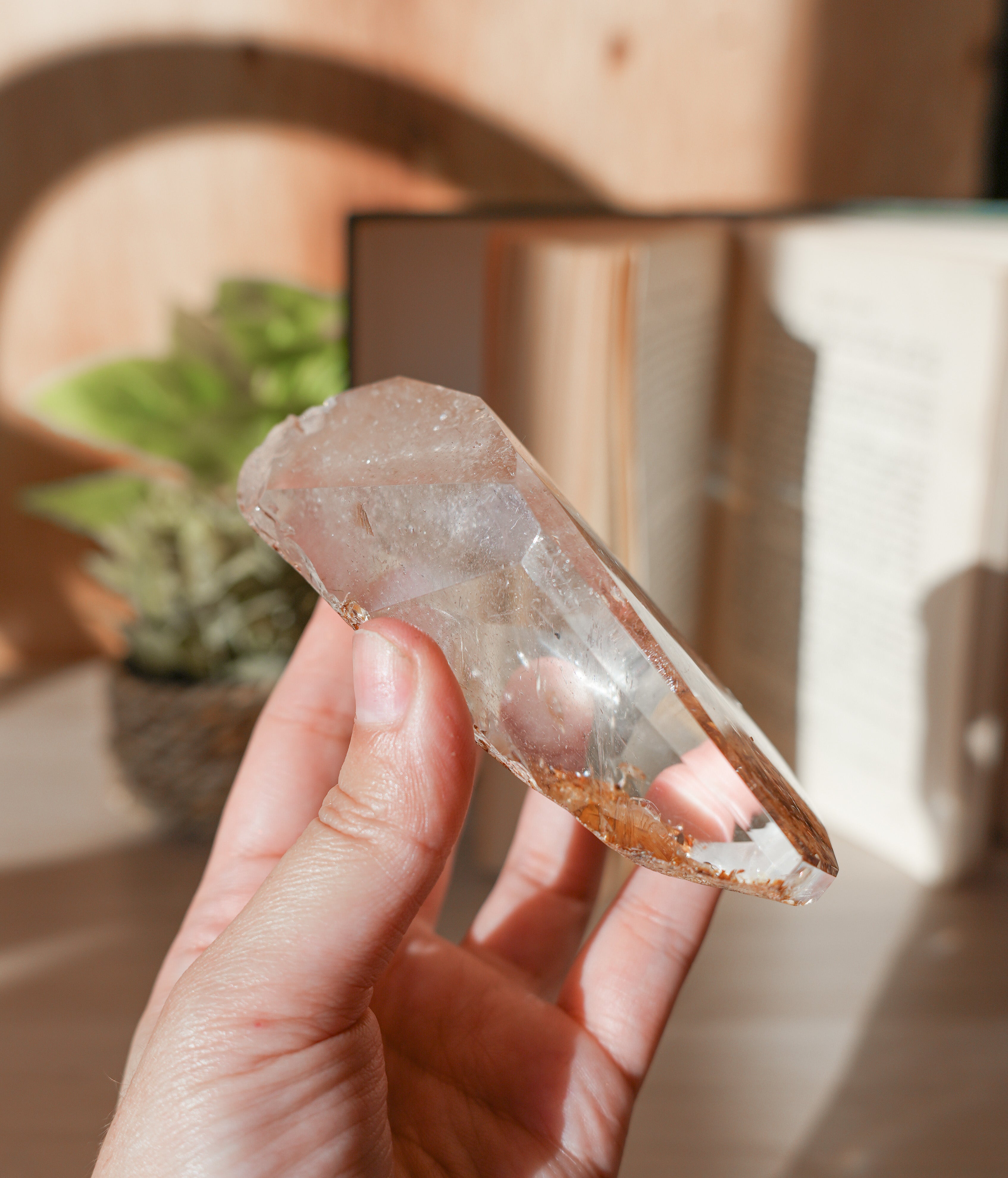 Cuarzo con Inclusiones de Hematites – Energía Solar, Fuerza Interior y Sanación Profunda
