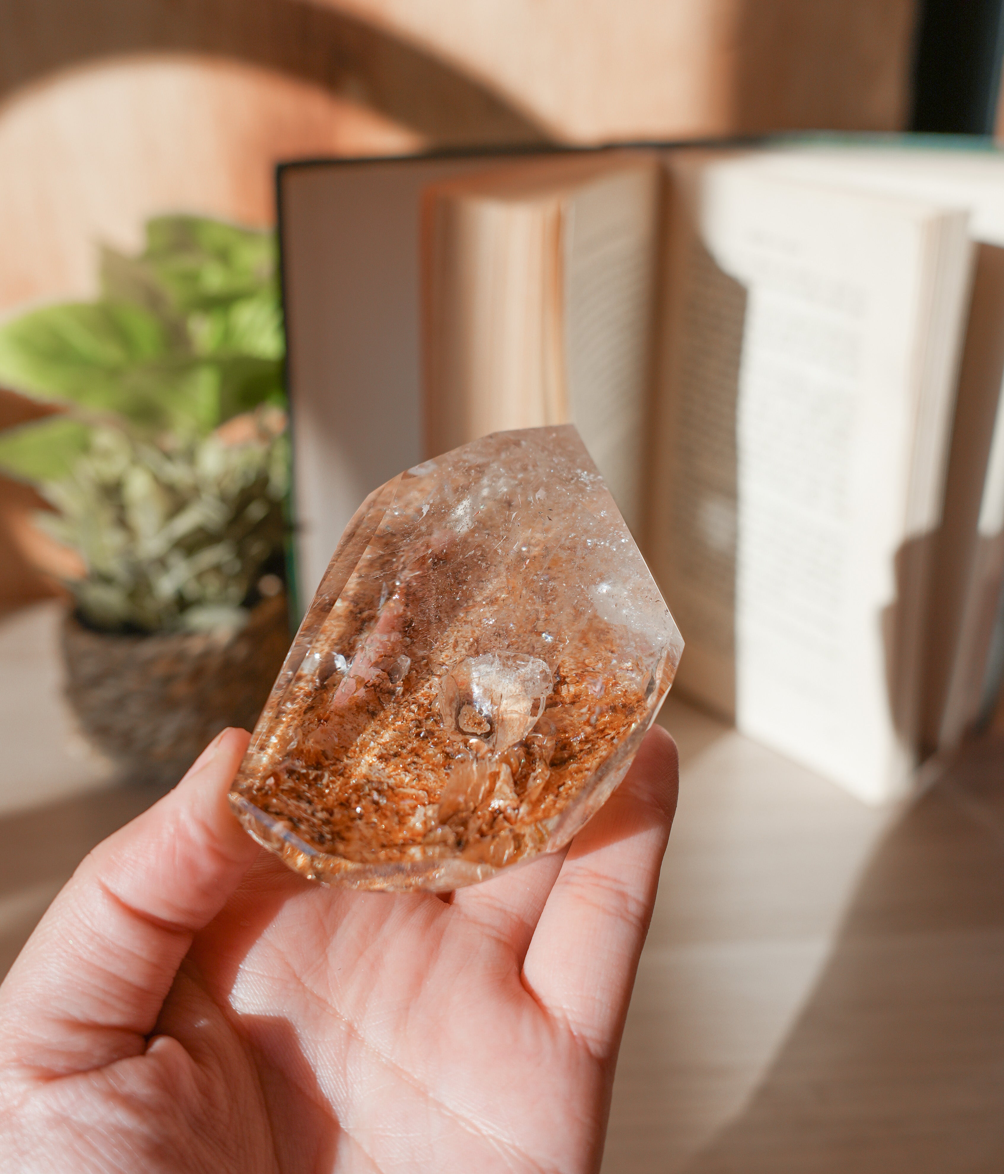 Cuarzo con Inclusiones de Hematites – Energía Solar, Fuerza Interior y Sanación Profunda