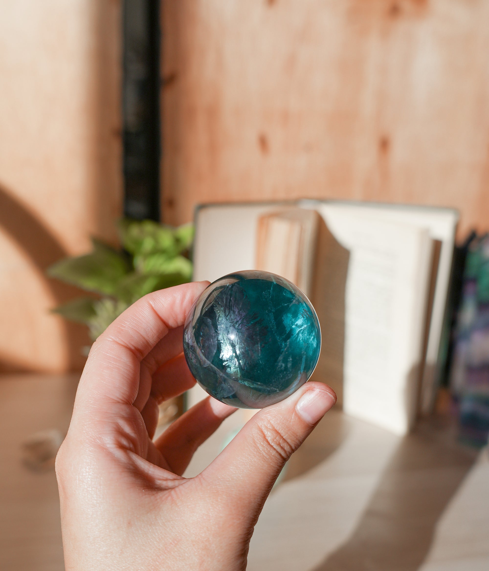 Esfera de Fluorita con Plumas – Intuición, Belleza y Energía Sutil